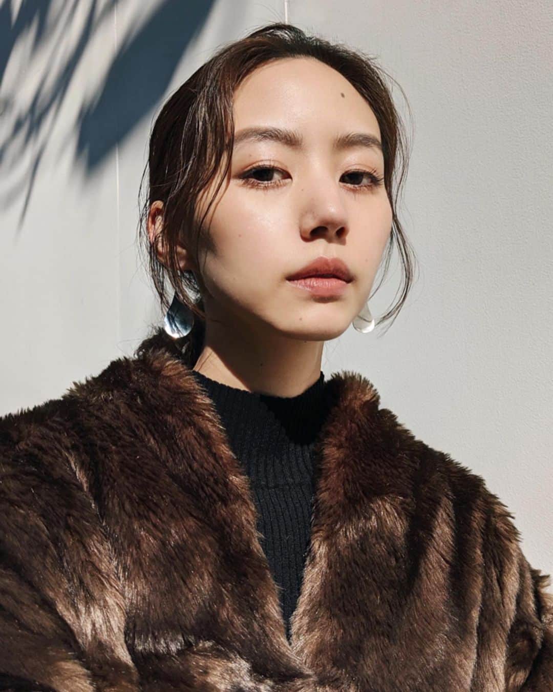 Shiho Sasakiのインスタグラム：「休日のmake💄 基本はナチュラルな事が多いです🌿 この日は @likey_beauty_ の02番のorangebrownリップつけてたよ🍊 それにしてもpixelの画質って本当に綺麗だな💭💙 #make#dayoff#pixelで撮影#team_pixel#baroque_pixel」