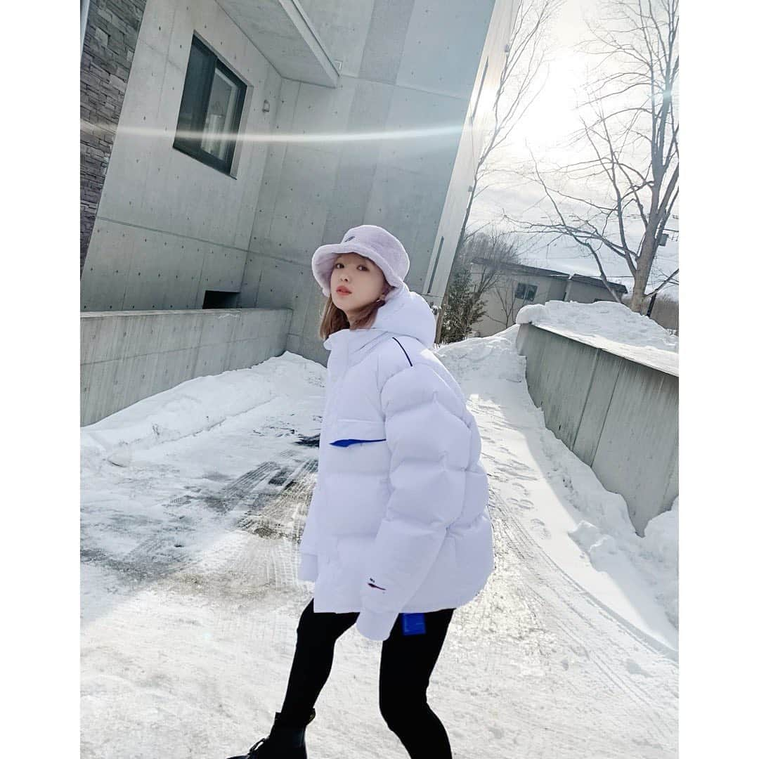 藤田ニコル（にこるん）さんのインスタグラム写真 - (藤田ニコル（にこるん）Instagram)「実は弾丸で雪国に来てたんだ☃️。 PUMAのダウンあったかすぎてへっちゃらだった🧊。 雪まっしろしろだったな。」2月2日 14時10分 - 2525nicole2