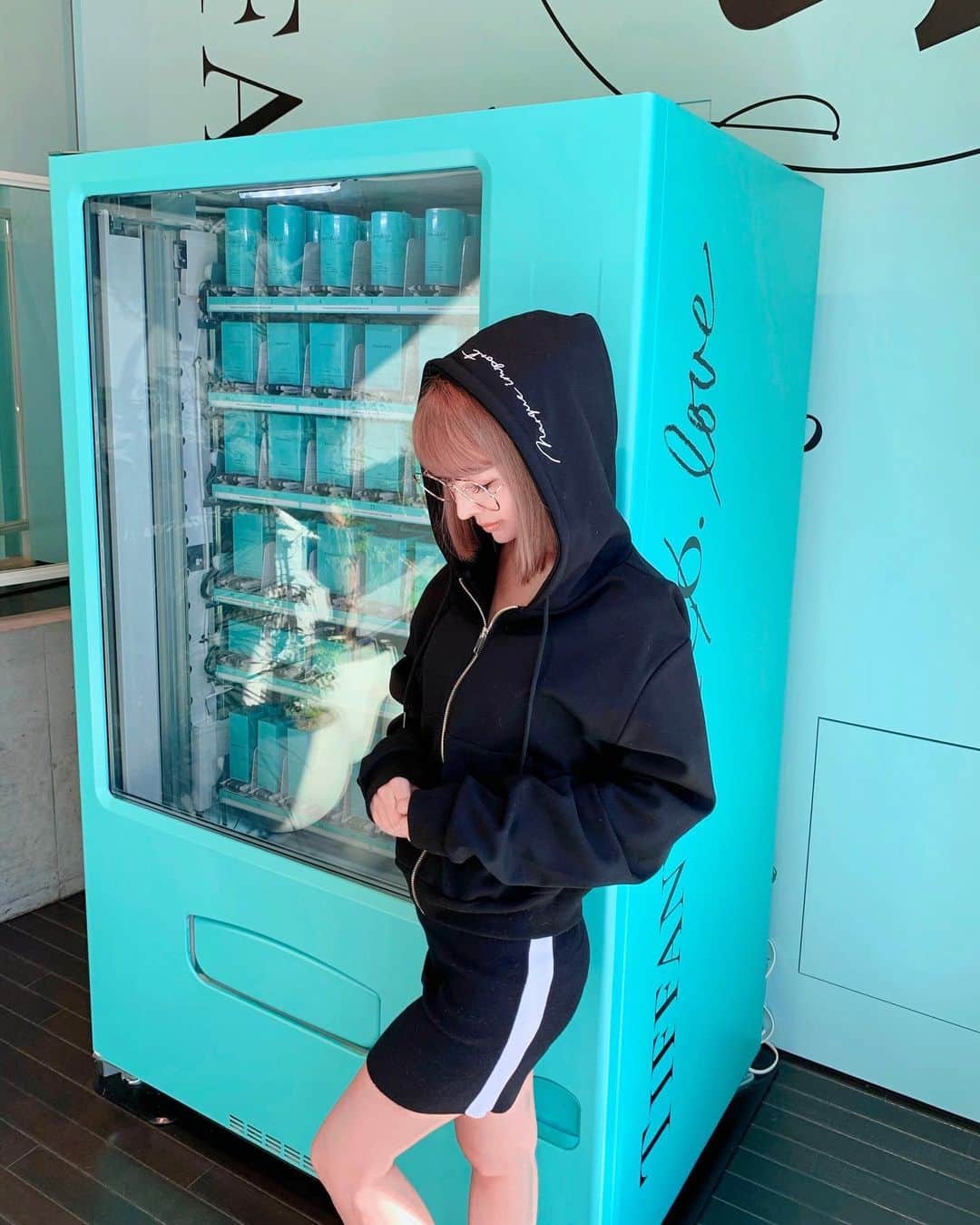 のインスタグラム：「今日はみさきちゃんと 表参道ランチ🥺💓 行きたかったカフェが閉まってて 絶望的だったけど ティファニーカフェ見つけた!! . 今日のコーデは トップス(@marque_official )の パーカーにスカートは radyを履いてみました😽💕 . ティファニー可愛いすぎた！ . #ティファニー#ティファニーカフェ #キャットストリート#表参道#表参道カフェ#表参道カフェ巡り#楽しかった#コーデ#code」
