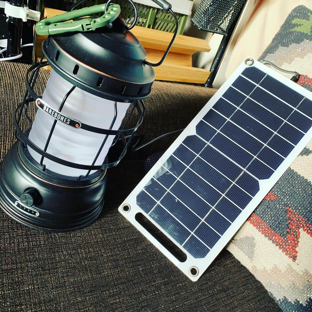 長田成哉のインスタグラム：「ソーラーシステムで充電してみます。」