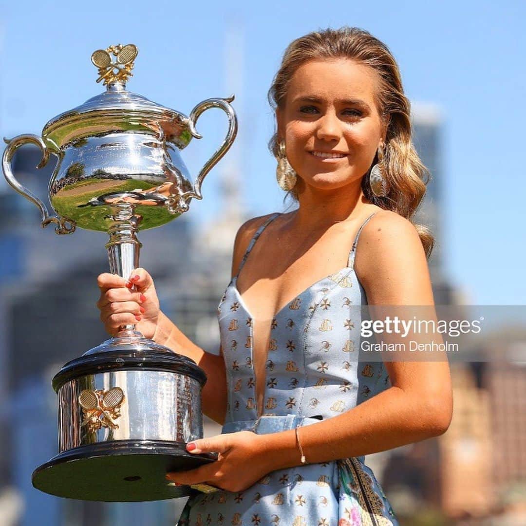 のインスタグラム：「WOW!! My dream came true! I can’t even describe this feeling, I still can’t believe what just happened! It’s been an incredible journey for me to get to where I am today holding Daphne 🏆  Melbourne I’ll miss you, and I’ll take back with me all the wonderful memories from these past 2 weeks! It’s been a hell of a ride and looking forward for what’s to come 😊 I’ll see you all in Fed Cup very soon 🇺🇸 Thank you everyone for being there with me every single match, for supporting me, this means everything to me ❤️ Feel so special in this gorgeous Jason Grech dress! Big thank you to Tennis Australia and Valentina:))」