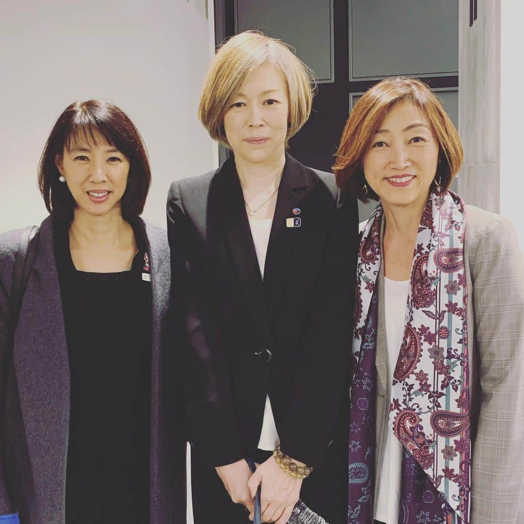 田中ウルヴェ京さんのインスタグラム写真 - (田中ウルヴェ京Instagram)「めったにないであろうスリーショット。 髪型のせいか？いろんな競技の選手たちに中田久美さんに似てますねと言われる昨今。☺️ 相変わらず今日も小谷実可子ちゃんとは、同じ発言を同じタイミングでするという今になってもシンクロしてしまうという。。。🤔🤣 #olympians #volleyball #synchronizedswimming #artisticswimming #ariakearena #tokyo2020 #中田久美 #小谷実可子」2月2日 14時31分 - miyako.tanaka.oulevey