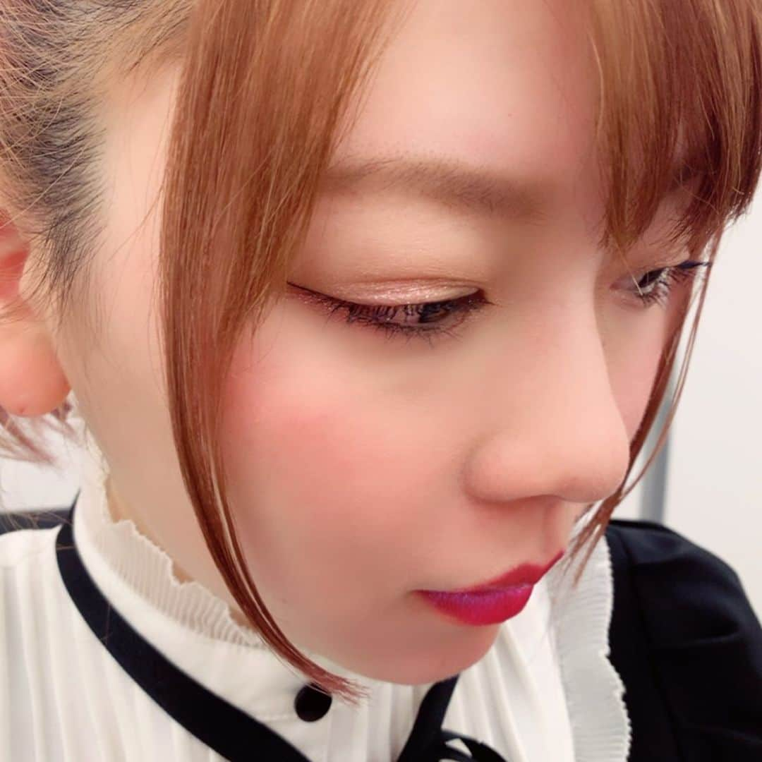 あやつるぽんさんのインスタグラム写真 - (あやつるぽんInstagram)「... #clio #cliomakeup . . . 昨日ナノハナ戎橋店で購入した クリオのプリズムエアシャドウ 2色塗ってます キラキラ感伝わるかなー アイシャドウはめちゃくちゃ塗って 頬の高い位置、鼻筋にはさっと塗ってて顔キラキラ🤩 どれも可愛くてテスター試して選ぶのめっちゃ悩んだ！ 欲しいのありすぎ！ どこよりも韓国コスメ揃ってるから ほんまにオススメ！ 来店された女子が えーここ、めっちゃ好き！とか やばいやばい！や 3ceのリップめっちゃ揃ってる！と 興奮してました。 私もその仲間です。 またオーガニックコスメもあるので お肌が気になる方はそちらも是非チェックしてね！ メイク好きはもちろん、韓国コスメ好きな皆様にほんまにここの存在を 知ってもらいたい！ 良すぎて秘めておきたいぐらい😂 . 私は、つぎ18時にフェイスパックorマスク配布していますー . . #限定色 #品揃え豊富  #クリオ　#ナノハナ戎橋店　#japan #韓国コスメ　#korea #koreamakeup #韓国コスメ心斎橋 #道頓堀　#nanohana」2月2日 14時32分 - ayatsurupon