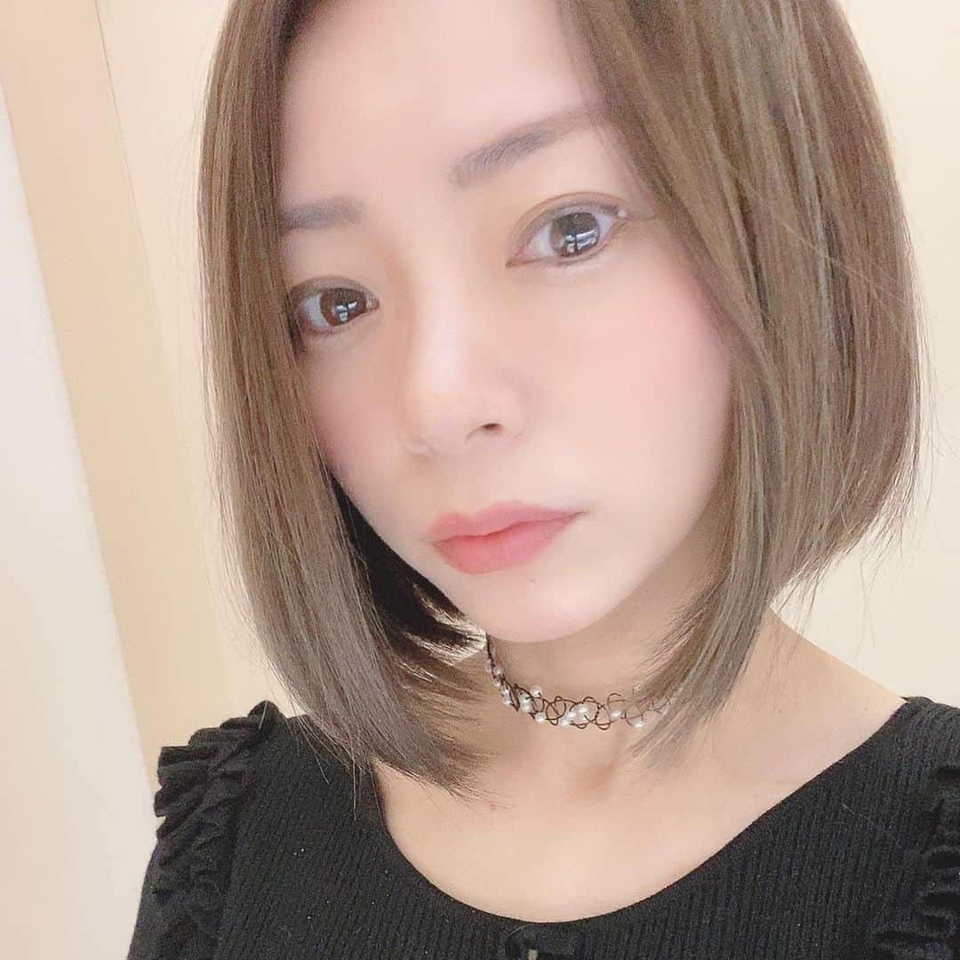 宇佐美友紀のインスタグラム：「年に1回だけど7年目になるリピート頂いているお仕事🎤  どんどん家族になっていく感覚がとても心地よいです💋  #selfie #地鶏 #たまには #お仕事なう #司会 #MC #ブラックコーデ #ショートボブ #前下がりショートボブ #高校生の時からずっと #変わらない髪型 #hairstyle #ハイライト #こっそり増やしました #イベント進行 #おまかせください🙋🙋🙋 #アプリでなんとかならない #服のゴミ」