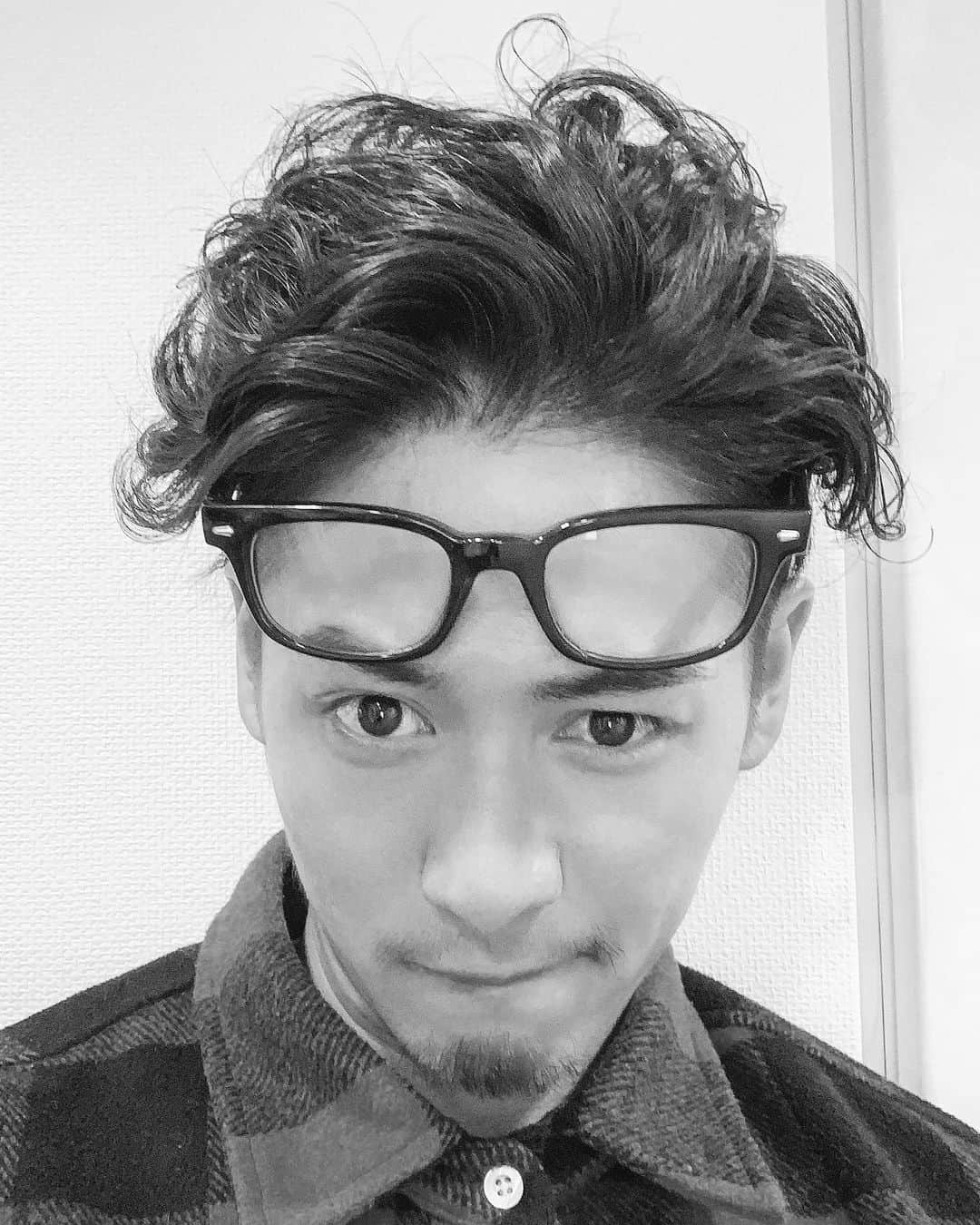 土屋光太朗のインスタグラム：「伸ばしてます 新スタイルやってきます いつもありがとうございます✂︎ @shimekakeshinji  #hair #oceantokyowhite」