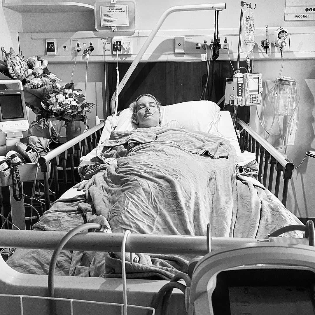 のインスタグラム：「The body is always talking to us… it whispers first, then it gets fed up with our obnoxiousness and is left with no option but to scream at us.⠀ ⠀ The last few months have been spent in doctors offices and pathology clinics, lots of tests, results, more tests, scans and more appointments. Then last month saw me wheeled out of surgery (ketamine☝🏽now THAT’S a trip🥴) followed by the no nonsense instruction of bed rest and recovery.⠀ ⠀ It hasn’t been fun, but neither has the pain my body has been experiencing the past five years. But for the longest time, instead of going to see a specialist about it, I labeled it a hindrance. Yep, a hindrance. Often I even got ANGRY at my body that the pain was most often a massive inconvenience to me.⠀ ⠀ Oh, the arrogance (me). ⠀ Oh, the exhaustion (my body).⠀ ⠀ Not at all surprisingly, it got worse and worse, and worse til I couldn’t ignore it any longer. When I finally sat myself down in front of a specialist and she asked me how long I had been experiencing the symptoms, I told her a rounded down number of “just a few years”. She looked shocked and when she asked me the reason I had waited so long, the only reply I had was that I didn’t have a good one at all.⠀ ⠀ As I said in a previous post, the body is always talking to us because the body always knows. I had NO problem applying this knowing communication to my business and career, but for whatever reason, didn’t hold my own health to the same importance.⠀ ⠀ I plan on listening to my body like the wise fucking oracle sage goddess she is from now on in.⠀ ⠀ (I am now fine!) But I’m posting this in case you have something your body has been niggling you about. No matter how insignificant it may seem, IF YOU’VE BEEN WAITING FOR A SIGN to go and get it checked out, this is it.⠀ ⠀ Thank you to the incredible surgical team and nursing staff at Prince of Wales, Randwick. Also to my nearest and dearest for all the love you’ve showered me with and especially L for uprooting your entire life to care for me post op. (I’m sorry…I promise I’m listening now!🙏🏽)⠀ ⠀ Posted with love (and a request you make an appointment (right now) if your body is asking you to) - SWx⠀ ⠀ ⠀ ⠀」