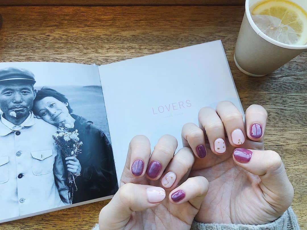 伊藤沙織のインスタグラム：「旅行前にネイル♡ とっても早く仕上げて頂きました🥰施術中はNetflix観ながらだったからあっという間！ グレープみたいな可愛い色合い🍇 . #デコ武蔵小山 #ネイルデザイン #ニュアンスネイル #まつげエクステ #秋冬ネイル #武蔵小山ネイルサロン #クリスマスネイル #武蔵小山まつエクサロン #pr」
