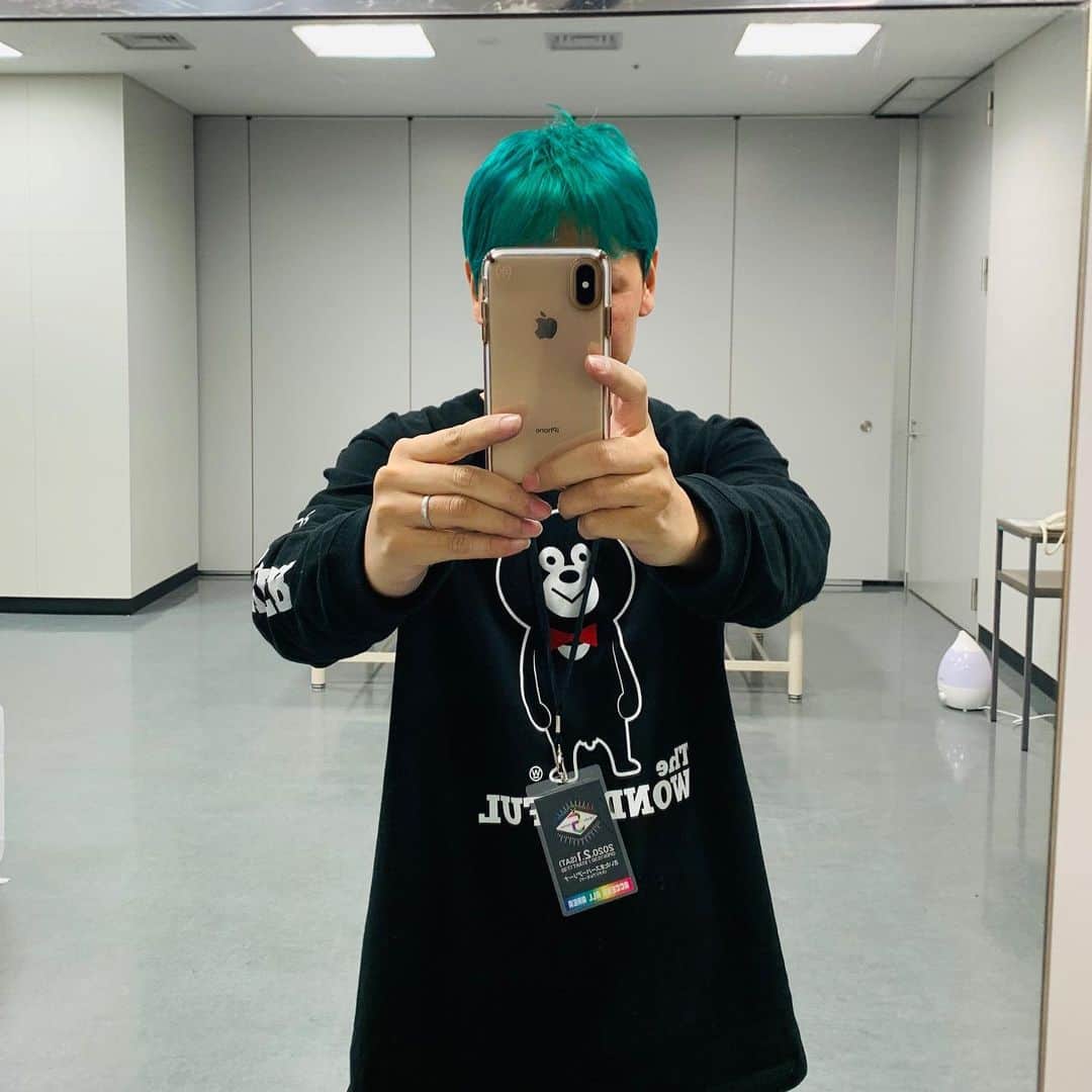 ガッチマンのインスタグラム：「昨日のLEVEL.5 -FINAL-のリハーサル前に撮った写真。まだ髪型はセットしてませんが、既に色は極まってます。 金髪に青を入れると緑っぽくなるそうですが、美容師さんはそれを全部終わってから言ってました。確信犯ですね…。 2月5日までこの色で生活する予定です（苦笑」