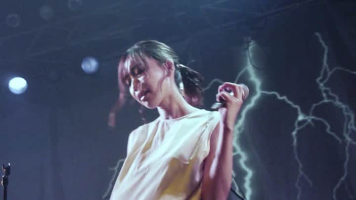 辻詩音のインスタグラム：「みなさんっ！ライブDVDより先行でThunderのフルver映像をYouTubeに公開しました⚡️(辻詩音HPのMovieという欄から飛べるよ！👗) このほかにも全17曲収録予定のDVD、しおりと直筆サイン付きの先行予約は2月5日までだよ〜！！ ライブDVDは特典違いで3形態あります🏰  #Thunder #辻詩音 #ワンピース #tsujishion #singersongwriter #livedvd #夢中博」