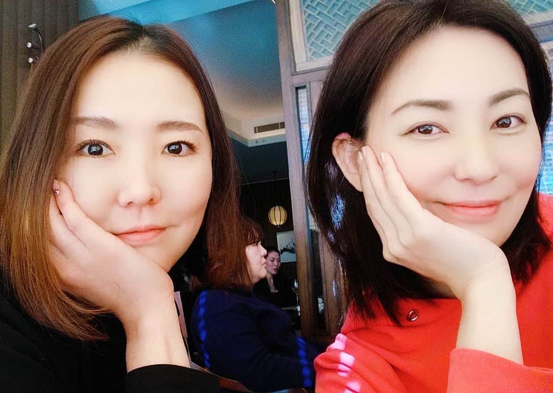 真山景子のインスタグラム：「地元の親友が東京に来てお泊まり♥️今日はランチ行ってきたよ🎵」