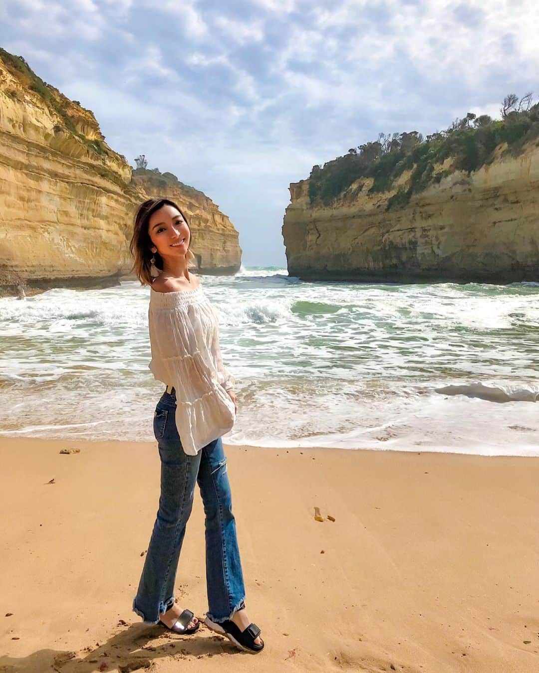 かにゃさんのインスタグラム写真 - (かにゃInstagram)「絶景🌊🦜 . . . #twelveapostles #roadtrip #roadtrips #roadtriptour #greatoceanroad #greatoceanroadtrip #australia #melbourne #victoria #workingholiday #melbournelife #melbournestyle #melbourneliving #melbourne_insta #melbournelifestyle #🇦🇺 #オーストラリア #メルボルン #ビクトリア #ヴィクトリア #海外生活 #ワーキングホリデー #ワーホリ #ワーホリ生活 #オーストラリア生活 #メルボルン生活 #ワーホリオーストラリア #オーストラリアワーホリ #メルボルンワーホリ #ロードトリップ」2月2日 15時04分 - kanya_435