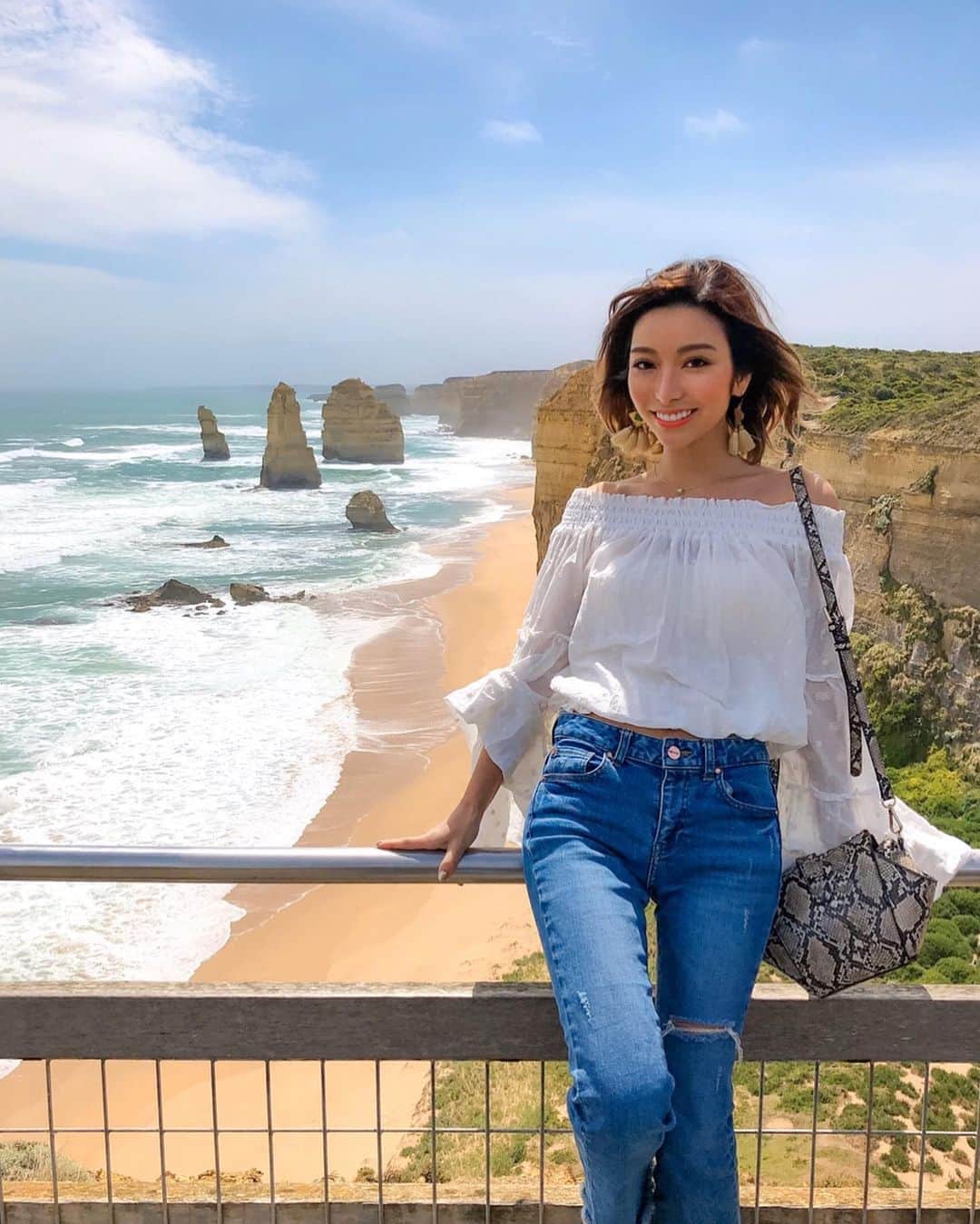 のインスタグラム：「絶景🌊🦜 . . . #twelveapostles #roadtrip #roadtrips #roadtriptour #greatoceanroad #greatoceanroadtrip #australia #melbourne #victoria #workingholiday #melbournelife #melbournestyle #melbourneliving #melbourne_insta #melbournelifestyle #🇦🇺 #オーストラリア #メルボルン #ビクトリア #ヴィクトリア #海外生活 #ワーキングホリデー #ワーホリ #ワーホリ生活 #オーストラリア生活 #メルボルン生活 #ワーホリオーストラリア #オーストラリアワーホリ #メルボルンワーホリ #ロードトリップ」