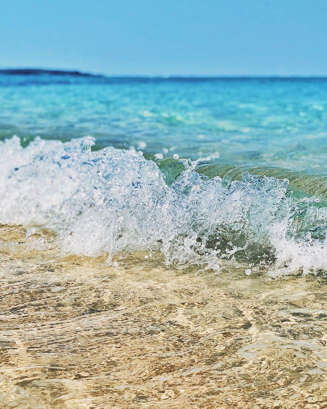 Tattyのインスタグラム：「太陽に照らされてキラキラ光る百名ビーチの渚🌊 静かで優しくて心地良くてすごく好きな場所🦋 ２枚目のザブーンてなる直前の表面がつるつるでぷるんとしてる瞬間も好き。  #nature #love #mar #渚　#波打ち際　#海　#沖縄　#okinawa #beach」