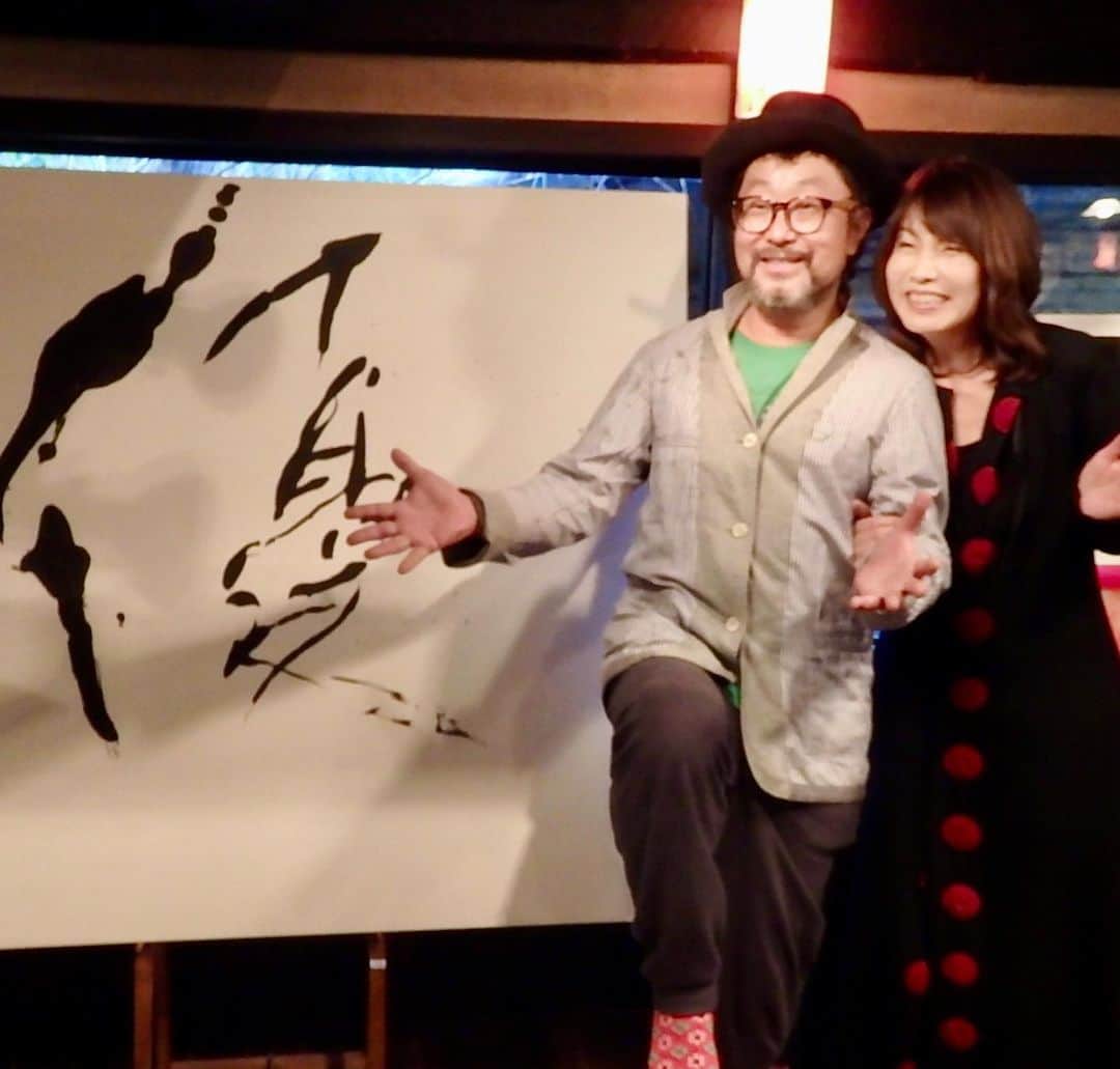 のインスタグラム：「FMAICHI「矢野きよ実の上出来ラジオ」 今週の上出来ゲストは大江千里さんー お迎えしたのは、先月 書と写真展でお世話になった"よし川・繭の家"… 先月15日で一旦終了となりましたが、このたくさんの景色を見守ってきた歴史ある古民家で、千里さんと大切にお話させていただきました… 繭の家の空気と千里さんの空気、混じり合う瞬間がラジオから届きますように…  2月2日「矢野きよ実の上出来ラジオ」ぜひ聴いてねー#yanokiyomi #矢野きよ実 #矢野きよ実の上出来ラジオ #大江千里 #繭の家」