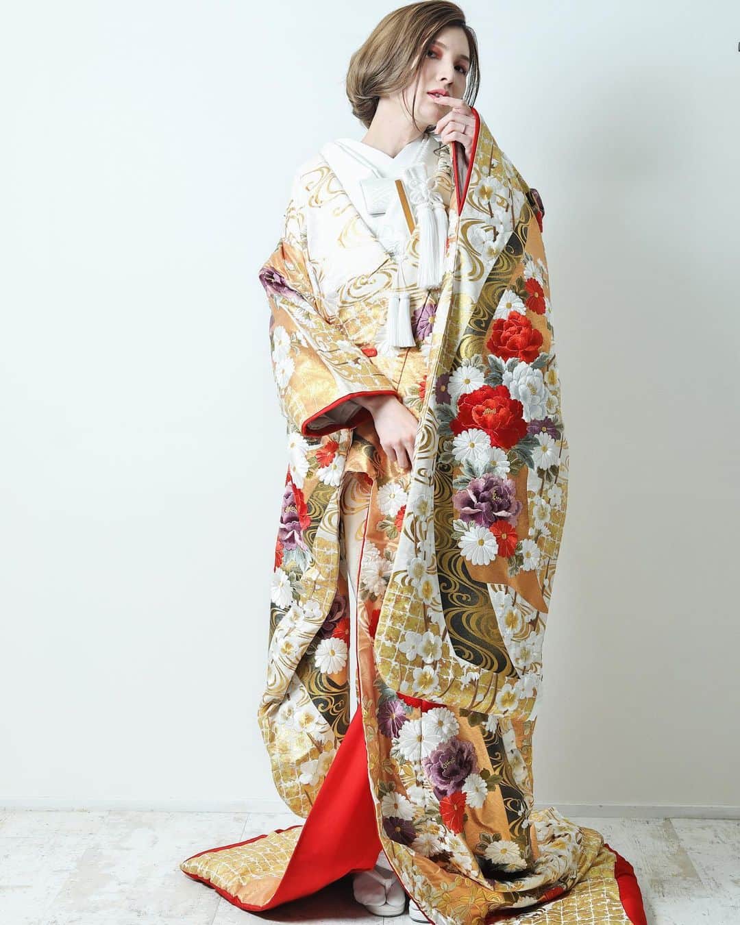 中田有美さんのインスタグラム写真 - (中田有美Instagram)「前撮り📸﻿🖤🤍 ﻿スタジオver✨ ﻿ ph @hajime_laviephotography﻿ st @lazycinderella ﻿ hm @hairmake_ayau_r ﻿ ﻿ ﻿ ﻿ #japan #fukuoka #wedding #weddingphoto  #model #kimono #shooting #instadaily #autumn #instafashion #fashion #love  #me #y_n_yumi #結婚式 #結婚 #プレ花嫁 #前撮り#着物 #和装 #色打掛 #ロケーションフォト #紅葉 #秋 #ウェディングフォト #スタジオフォト」2月2日 15時13分 - yumi_5287