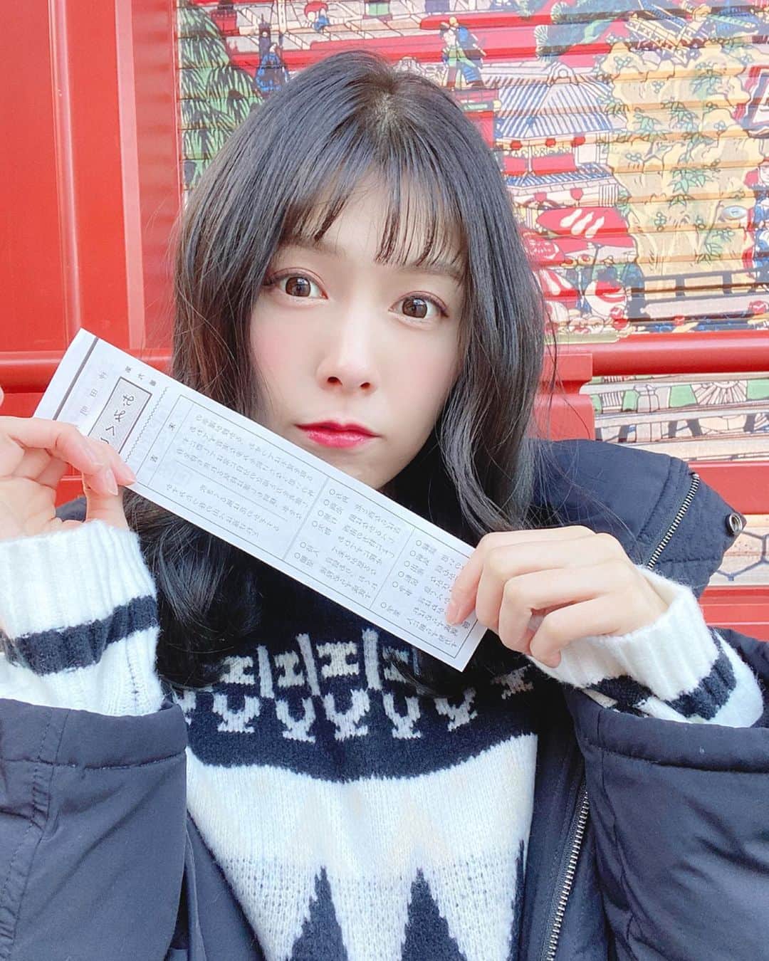 麻衣愛のインスタグラム：「今年は本厄なので、家族みんなで厄払いに行ってきました!! 母、弟、私が厄年という恐怖の2020年を楽しく過ごすために3人で厄払いしてもらいました☺️!! #本厄 #厄年 #神田明神 #おみくじ #末吉 #良かった #お祓い #足痺れた #厄年女」