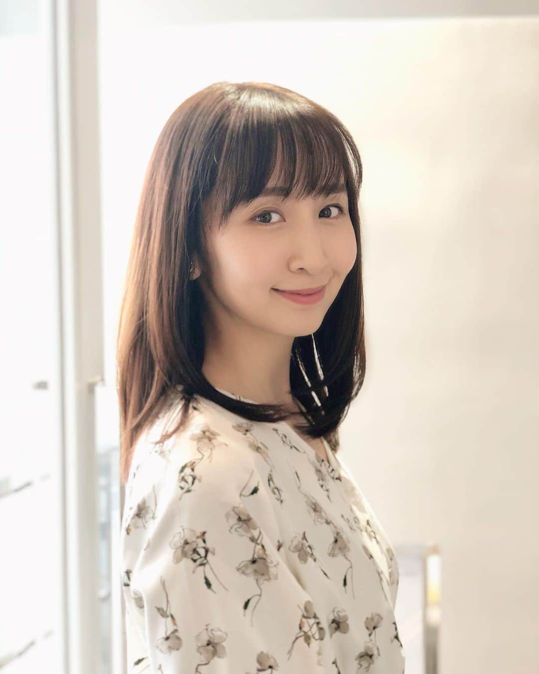 小野恵美のインスタグラム：「ついに前髪切りました✂︎ （2年ぶりくらい？） ＊ ＊ ずっと迷っていたものの… 最近、産後の抜け毛が多くなってしまい決断😂笑  AGEE GARDENの三井さん @kodaimitsui ありがとうございました😊 #美容院 #恵比寿 #ヘアメンテナンス #髪型 #ヘアスタイル #hair #hairstyle #ageegarden #産後の抜け毛 #産後ヘア #ママ #前髪 #ミディアムヘア」