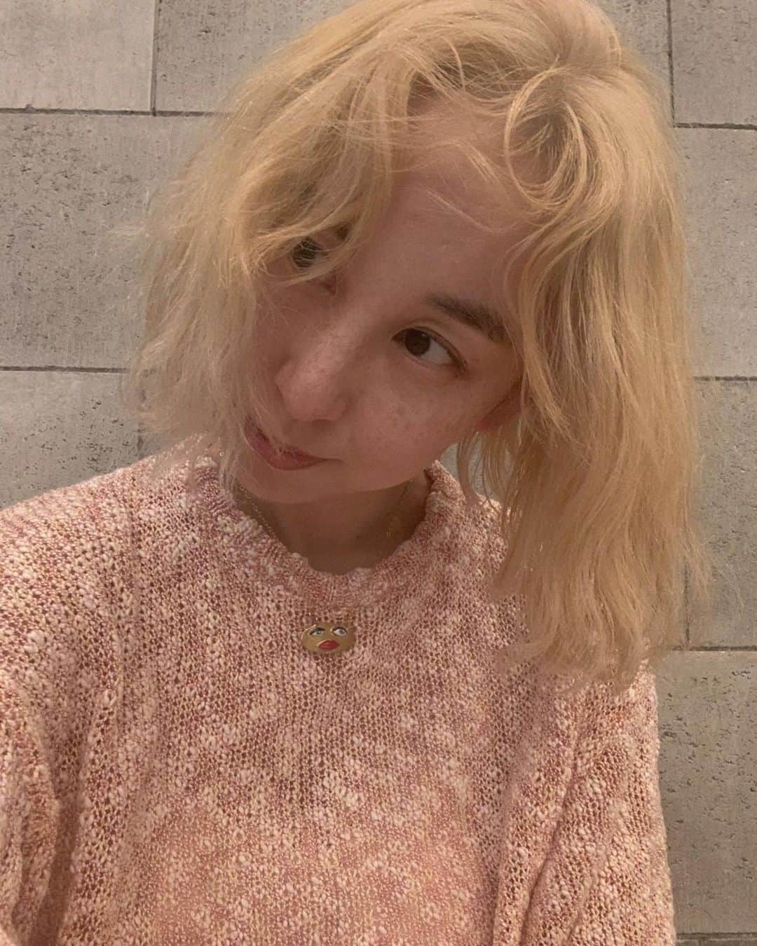 nanako itoのインスタグラム：「ストーリーでもアップしましたが、バッサリ髪の毛を切ってもらいました☺️ . 2.3年前からハードパーマでくるくるにしてたからその部分はほとんど切り落として（顔まわりと表面だけ少し残ってる）顎ラインのボブに。本当はもう少し伸ばしてからの予定でしたが 👶🏻がいると髪の毛を下ろすことがほとんどなくなっていて、飽きてしまい、、、@nasup ナスちゃんにお願いしました✂︎💛 短くするのが13.4年ぶりだったのですーーーごくすっきりした✨ そしてブリーチも、3.4年ぶり😂暗めにしないでずっといたので、2回でしっかり明るくなりました✨ . ナスちゃんありがとう🥳💛 改めて髪の毛って大事だなぁと☺️ . 春には復帰予定なので、今保育園必死に探してます！🙇🏻‍♀️ 決まり次第お客様の皆様にはHP、DM、こちらでもお伝えできればなと思います🙇🏻‍♀️」