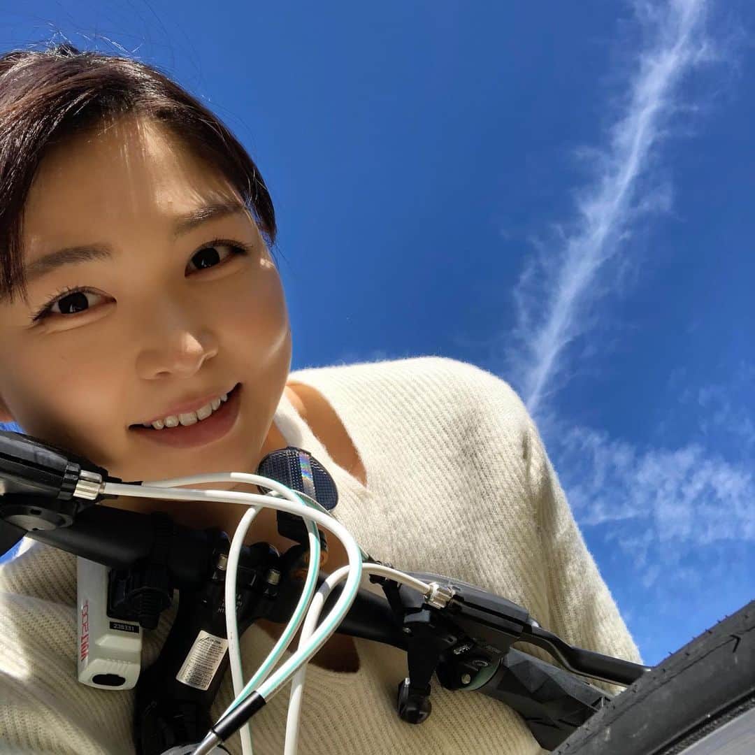 山神明理さんのインスタグラム写真 - (山神明理Instagram)「自転車日和でした🚴‍♀️ 肩からうどん雲。お腹空いたなぁ。 #巻雲」2月2日 15時43分 - akari_yamagami