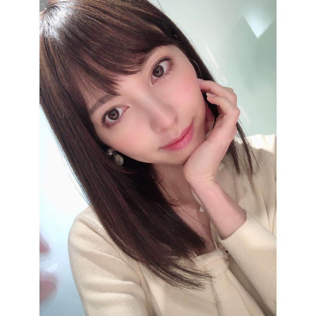 鹿野悠さんのインスタグラム写真 - (鹿野悠Instagram)「💄✨💓 #スワイプしてね ▷▶▷ #動画もあるよ 3枚目 ひかりTVショッピング×レタスクラブさんのイベントモデルさせて頂いたときにお借りした 小泉成器さんのハリウッドミラーがすごかった件😳✨ . 3色調色LEDライトだから、時間帯にあわせて見やすい光変えられるし、1色ずつ自分の見やすい光に調光できるのも便利！✨ . そしてその前でセルフィーすると盛れるのー！！！(2枚目) 最高🥺ほしい🤔 . . . #ひかりtvショッピング #レタスクラブ #レタスクラブニュース #KOIZUMI #コイズミ #小泉成器 #ハリウッドミラー #ハリウッドミラーライト #調光ライト #サロンセンス300  #salonsense #salonsense300 #レタスクラブ #salonsense300でモテ髪 #盛れるライト #サロンモデル #サロモ #フリーモデル #フリーランスモデル #dholic #bonaventura #selfie #셀카 #셀카놀이  #얼스타그램  #일상스타그램  #自拍 #自拍🤳  #followｍe」2月2日 16時04分 - harukano1204