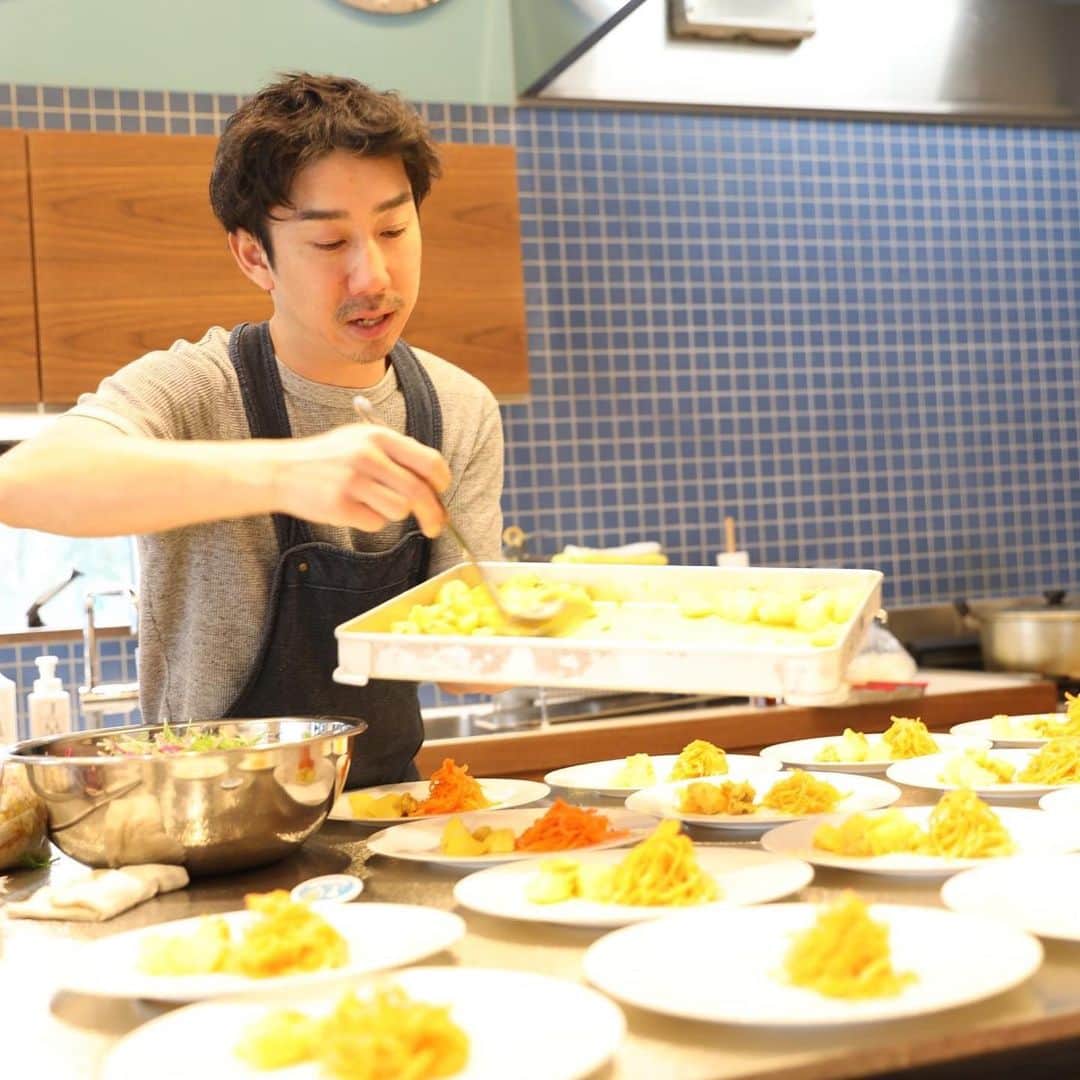 A-Portさんのインスタグラム写真 - (A-PortInstagram)「今回のお食事ラボは、「キッチン花水木」田中裕信シェフによる、冬だからこそ美味しく食べれる食材をたっぷり使ったランチでした。  前菜のワンプレートにはカキやホタテ、アオリイカなど新鮮な魚介類がたっぷり。  なんとこの魚介をさばき、田中シェフのサポートをしてくださった方は、  新鮮な魚に一目惚れし、 2019年10月より、富山県氷見へ移住したという、昆布/Kombuさん。  写真は撮り忘れましたがm(__)m それはそれは、田中シェフとひけ劣らない好い男♡  今後、二人のコラボイベントも開催予定ですのでどうぞお楽しみに(*^^)v  料理のお味は、皆さんの感想をご覧くださいね。  ー皆さんの感想ー ・とてもおいしい料理でした。シェフからレシピも聞けて、今度作ってみたいです。 ・どの料理も大変おいしゅうございました。質問にも気さく答えていただいてありがとうございます。おうちで作ってみます。次回もよろしくお願いします。 ・とてもおいしかったです。人参がどうしてこんなにシャキシャキなのかと感動しました。キッチン花水木さんのオードブルを前に利用させてもらいましたが、その時もすごく美味しくて感動しました。ありがとうございました！ ・バケットにぬったクリームチーズ＆チキン、豚肉と玉ネギカリフラワーの煮込み、とても美味しかったです。 ・どれもこれも美味しくて大満足のランチでした。一番手ゲットしたかいがありました(笑)ずっと憧れていた花水木さんのお食事をいただける機会を作ってくれたA-Portさんにも感謝です。 ・色々な個性の味が一つのプレートにのっているとは思えないほど、一品一品が混ざらず、おいしすぎでした‼ ・お食事ラボ初参加でしたが、作った人の顔が見え、お話や材料のことも伺えてよかったです！ ・いぶしたお魚、やわらかくてとっても感動しましたー彩りもきれいでした！ ・今日も目も胃袋も大満足でした。いろんなお店のニンジンラぺ食べたけど、ここのが一番おいしい。 ・ライヴ感が良かったです。なんでも東京じゃん！いいなぁ東京～💦なんて思うことが多いんですが、富山だってやるじゃん!!と思わせるイベントでした♡シェフのはずかしそうな顔も良かったです♡♡お料理もバランスが良くて色々教えてほしかったです！  etc...」2月2日 16時09分 - shimizu_aport