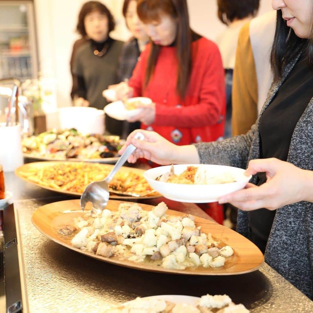 A-Portさんのインスタグラム写真 - (A-PortInstagram)「今回のお食事ラボは、「キッチン花水木」田中裕信シェフによる、冬だからこそ美味しく食べれる食材をたっぷり使ったランチでした。  前菜のワンプレートにはカキやホタテ、アオリイカなど新鮮な魚介類がたっぷり。  なんとこの魚介をさばき、田中シェフのサポートをしてくださった方は、  新鮮な魚に一目惚れし、 2019年10月より、富山県氷見へ移住したという、昆布/Kombuさん。  写真は撮り忘れましたがm(__)m それはそれは、田中シェフとひけ劣らない好い男♡  今後、二人のコラボイベントも開催予定ですのでどうぞお楽しみに(*^^)v  料理のお味は、皆さんの感想をご覧くださいね。  ー皆さんの感想ー ・とてもおいしい料理でした。シェフからレシピも聞けて、今度作ってみたいです。 ・どの料理も大変おいしゅうございました。質問にも気さく答えていただいてありがとうございます。おうちで作ってみます。次回もよろしくお願いします。 ・とてもおいしかったです。人参がどうしてこんなにシャキシャキなのかと感動しました。キッチン花水木さんのオードブルを前に利用させてもらいましたが、その時もすごく美味しくて感動しました。ありがとうございました！ ・バケットにぬったクリームチーズ＆チキン、豚肉と玉ネギカリフラワーの煮込み、とても美味しかったです。 ・どれもこれも美味しくて大満足のランチでした。一番手ゲットしたかいがありました(笑)ずっと憧れていた花水木さんのお食事をいただける機会を作ってくれたA-Portさんにも感謝です。 ・色々な個性の味が一つのプレートにのっているとは思えないほど、一品一品が混ざらず、おいしすぎでした‼ ・お食事ラボ初参加でしたが、作った人の顔が見え、お話や材料のことも伺えてよかったです！ ・いぶしたお魚、やわらかくてとっても感動しましたー彩りもきれいでした！ ・今日も目も胃袋も大満足でした。いろんなお店のニンジンラぺ食べたけど、ここのが一番おいしい。 ・ライヴ感が良かったです。なんでも東京じゃん！いいなぁ東京～💦なんて思うことが多いんですが、富山だってやるじゃん!!と思わせるイベントでした♡シェフのはずかしそうな顔も良かったです♡♡お料理もバランスが良くて色々教えてほしかったです！  etc...」2月2日 16時09分 - shimizu_aport