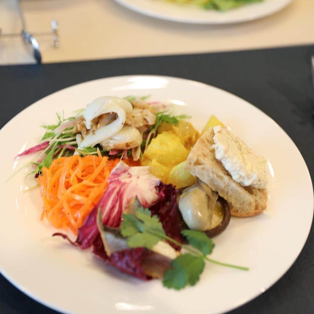 A-Portさんのインスタグラム写真 - (A-PortInstagram)「今回のお食事ラボは、「キッチン花水木」田中裕信シェフによる、冬だからこそ美味しく食べれる食材をたっぷり使ったランチでした。  前菜のワンプレートにはカキやホタテ、アオリイカなど新鮮な魚介類がたっぷり。  なんとこの魚介をさばき、田中シェフのサポートをしてくださった方は、  新鮮な魚に一目惚れし、 2019年10月より、富山県氷見へ移住したという、昆布/Kombuさん。  写真は撮り忘れましたがm(__)m それはそれは、田中シェフとひけ劣らない好い男♡  今後、二人のコラボイベントも開催予定ですのでどうぞお楽しみに(*^^)v  料理のお味は、皆さんの感想をご覧くださいね。  ー皆さんの感想ー ・とてもおいしい料理でした。シェフからレシピも聞けて、今度作ってみたいです。 ・どの料理も大変おいしゅうございました。質問にも気さく答えていただいてありがとうございます。おうちで作ってみます。次回もよろしくお願いします。 ・とてもおいしかったです。人参がどうしてこんなにシャキシャキなのかと感動しました。キッチン花水木さんのオードブルを前に利用させてもらいましたが、その時もすごく美味しくて感動しました。ありがとうございました！ ・バケットにぬったクリームチーズ＆チキン、豚肉と玉ネギカリフラワーの煮込み、とても美味しかったです。 ・どれもこれも美味しくて大満足のランチでした。一番手ゲットしたかいがありました(笑)ずっと憧れていた花水木さんのお食事をいただける機会を作ってくれたA-Portさんにも感謝です。 ・色々な個性の味が一つのプレートにのっているとは思えないほど、一品一品が混ざらず、おいしすぎでした‼ ・お食事ラボ初参加でしたが、作った人の顔が見え、お話や材料のことも伺えてよかったです！ ・いぶしたお魚、やわらかくてとっても感動しましたー彩りもきれいでした！ ・今日も目も胃袋も大満足でした。いろんなお店のニンジンラぺ食べたけど、ここのが一番おいしい。 ・ライヴ感が良かったです。なんでも東京じゃん！いいなぁ東京～💦なんて思うことが多いんですが、富山だってやるじゃん!!と思わせるイベントでした♡シェフのはずかしそうな顔も良かったです♡♡お料理もバランスが良くて色々教えてほしかったです！  etc...」2月2日 16時09分 - shimizu_aport