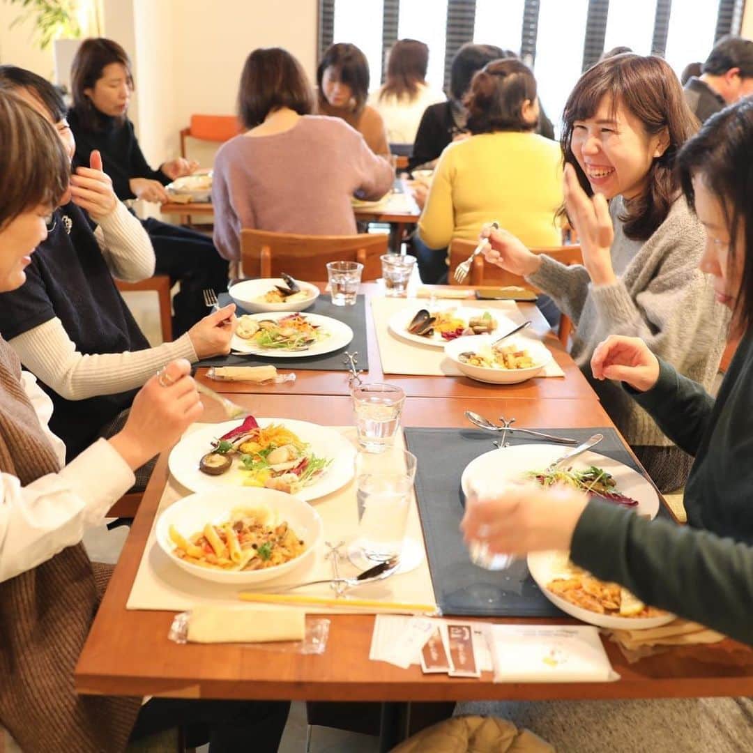 A-Portさんのインスタグラム写真 - (A-PortInstagram)「今回のお食事ラボは、「キッチン花水木」田中裕信シェフによる、冬だからこそ美味しく食べれる食材をたっぷり使ったランチでした。  前菜のワンプレートにはカキやホタテ、アオリイカなど新鮮な魚介類がたっぷり。  なんとこの魚介をさばき、田中シェフのサポートをしてくださった方は、  新鮮な魚に一目惚れし、 2019年10月より、富山県氷見へ移住したという、昆布/Kombuさん。  写真は撮り忘れましたがm(__)m それはそれは、田中シェフとひけ劣らない好い男♡  今後、二人のコラボイベントも開催予定ですのでどうぞお楽しみに(*^^)v  料理のお味は、皆さんの感想をご覧くださいね。  ー皆さんの感想ー ・とてもおいしい料理でした。シェフからレシピも聞けて、今度作ってみたいです。 ・どの料理も大変おいしゅうございました。質問にも気さく答えていただいてありがとうございます。おうちで作ってみます。次回もよろしくお願いします。 ・とてもおいしかったです。人参がどうしてこんなにシャキシャキなのかと感動しました。キッチン花水木さんのオードブルを前に利用させてもらいましたが、その時もすごく美味しくて感動しました。ありがとうございました！ ・バケットにぬったクリームチーズ＆チキン、豚肉と玉ネギカリフラワーの煮込み、とても美味しかったです。 ・どれもこれも美味しくて大満足のランチでした。一番手ゲットしたかいがありました(笑)ずっと憧れていた花水木さんのお食事をいただける機会を作ってくれたA-Portさんにも感謝です。 ・色々な個性の味が一つのプレートにのっているとは思えないほど、一品一品が混ざらず、おいしすぎでした‼ ・お食事ラボ初参加でしたが、作った人の顔が見え、お話や材料のことも伺えてよかったです！ ・いぶしたお魚、やわらかくてとっても感動しましたー彩りもきれいでした！ ・今日も目も胃袋も大満足でした。いろんなお店のニンジンラぺ食べたけど、ここのが一番おいしい。 ・ライヴ感が良かったです。なんでも東京じゃん！いいなぁ東京～💦なんて思うことが多いんですが、富山だってやるじゃん!!と思わせるイベントでした♡シェフのはずかしそうな顔も良かったです♡♡お料理もバランスが良くて色々教えてほしかったです！  etc...」2月2日 16時09分 - shimizu_aport