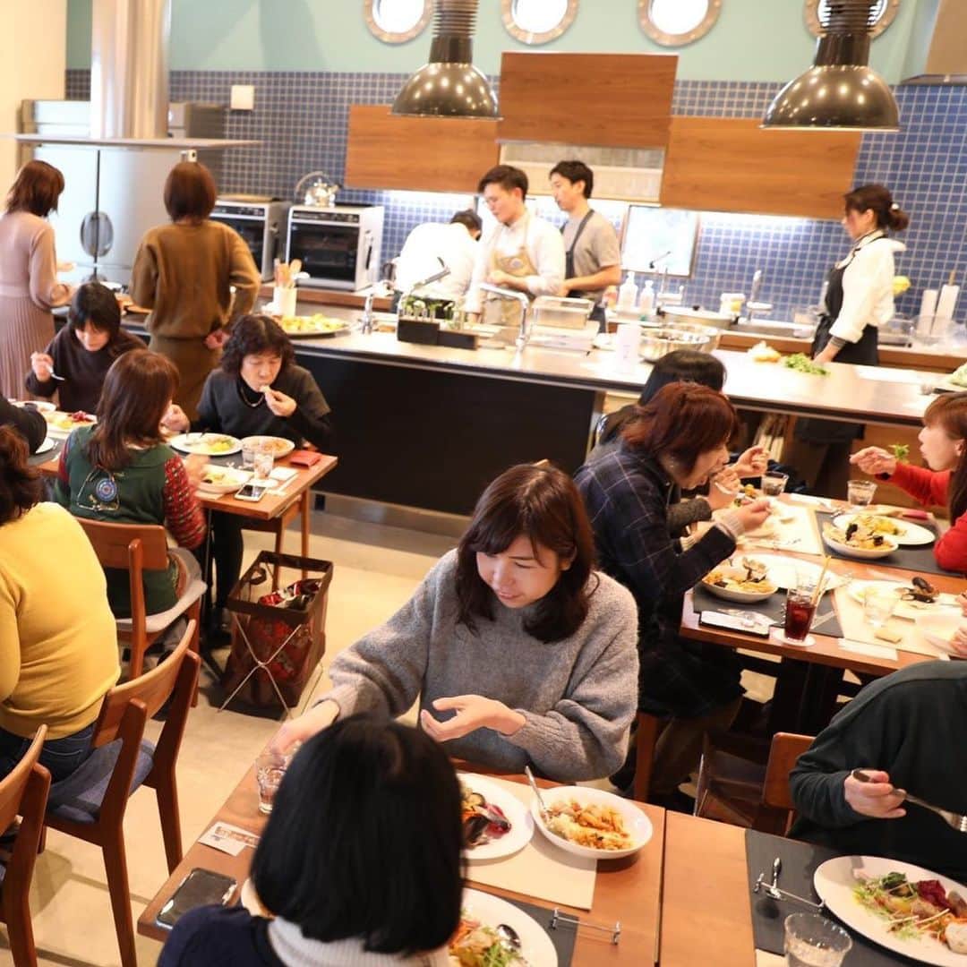 A-Portさんのインスタグラム写真 - (A-PortInstagram)「今回のお食事ラボは、「キッチン花水木」田中裕信シェフによる、冬だからこそ美味しく食べれる食材をたっぷり使ったランチでした。  前菜のワンプレートにはカキやホタテ、アオリイカなど新鮮な魚介類がたっぷり。  なんとこの魚介をさばき、田中シェフのサポートをしてくださった方は、  新鮮な魚に一目惚れし、 2019年10月より、富山県氷見へ移住したという、昆布/Kombuさん。  写真は撮り忘れましたがm(__)m それはそれは、田中シェフとひけ劣らない好い男♡  今後、二人のコラボイベントも開催予定ですのでどうぞお楽しみに(*^^)v  料理のお味は、皆さんの感想をご覧くださいね。  ー皆さんの感想ー ・とてもおいしい料理でした。シェフからレシピも聞けて、今度作ってみたいです。 ・どの料理も大変おいしゅうございました。質問にも気さく答えていただいてありがとうございます。おうちで作ってみます。次回もよろしくお願いします。 ・とてもおいしかったです。人参がどうしてこんなにシャキシャキなのかと感動しました。キッチン花水木さんのオードブルを前に利用させてもらいましたが、その時もすごく美味しくて感動しました。ありがとうございました！ ・バケットにぬったクリームチーズ＆チキン、豚肉と玉ネギカリフラワーの煮込み、とても美味しかったです。 ・どれもこれも美味しくて大満足のランチでした。一番手ゲットしたかいがありました(笑)ずっと憧れていた花水木さんのお食事をいただける機会を作ってくれたA-Portさんにも感謝です。 ・色々な個性の味が一つのプレートにのっているとは思えないほど、一品一品が混ざらず、おいしすぎでした‼ ・お食事ラボ初参加でしたが、作った人の顔が見え、お話や材料のことも伺えてよかったです！ ・いぶしたお魚、やわらかくてとっても感動しましたー彩りもきれいでした！ ・今日も目も胃袋も大満足でした。いろんなお店のニンジンラぺ食べたけど、ここのが一番おいしい。 ・ライヴ感が良かったです。なんでも東京じゃん！いいなぁ東京～💦なんて思うことが多いんですが、富山だってやるじゃん!!と思わせるイベントでした♡シェフのはずかしそうな顔も良かったです♡♡お料理もバランスが良くて色々教えてほしかったです！  etc...」2月2日 16時09分 - shimizu_aport
