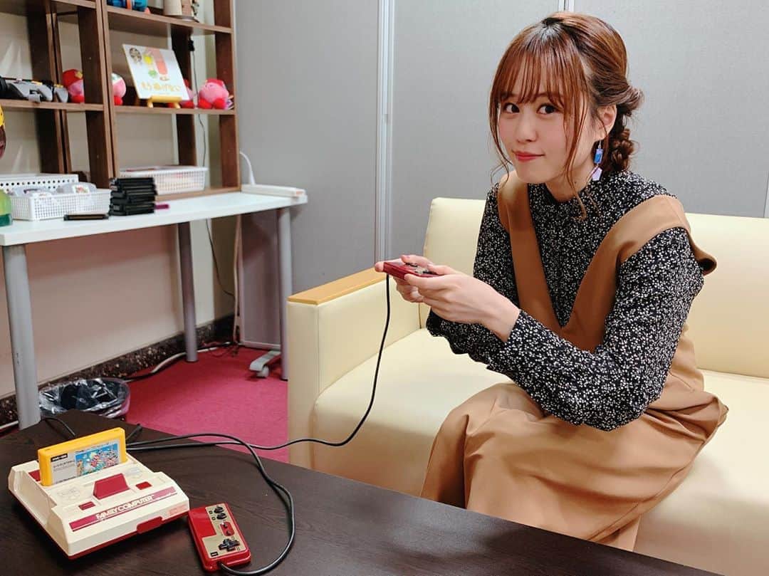 日岡なつみのインスタグラム：「🎮🎮 楽屋にファミコンがあったので、ゆずのお二人とマネージャーさんとマリカーしました🚗私は安定のビリでした。」