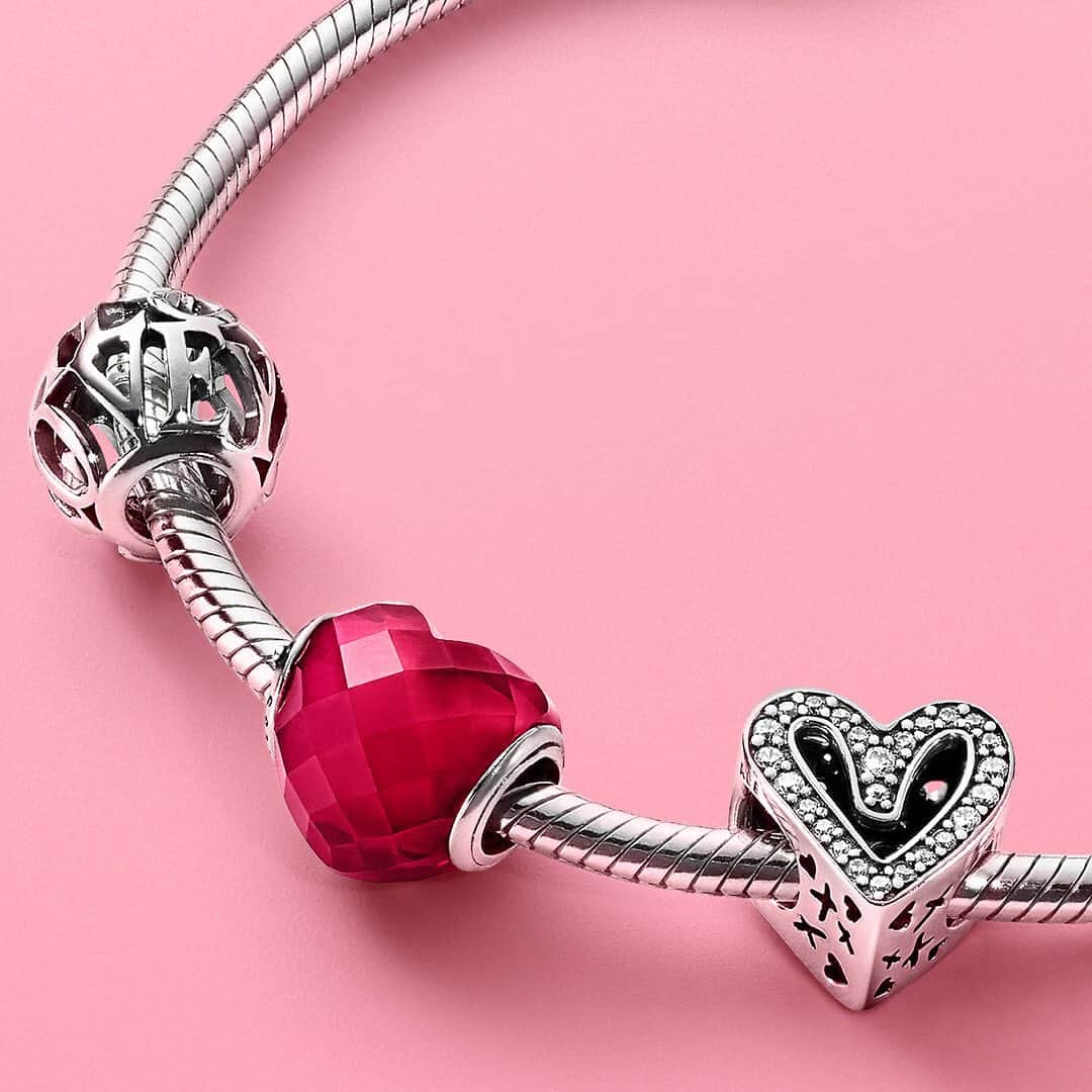 PANDORAさんのインスタグラム写真 - (PANDORAInstagram)「Valentine’s Day jewellery that shows she’s your one and only. 💝 #PandoraValentines #ValentinesDay #PandoraBracelet」2月2日 16時17分 - theofficialpandora