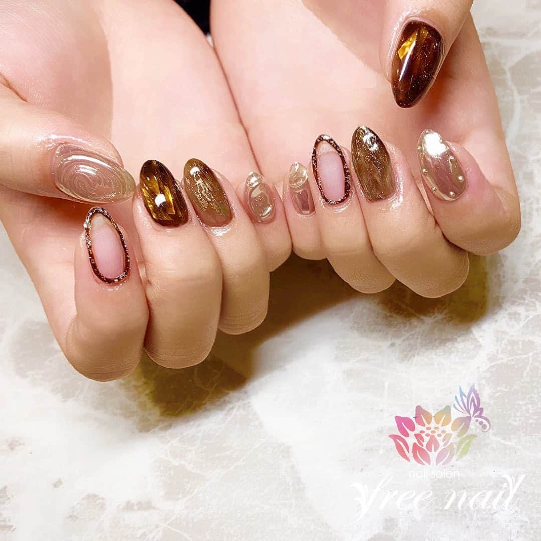 free nail フリーネイルのインスタグラム：「. お客様ネイル💅🏻❄️ . ニュアンスミラーネイル💠✨ . クリアブラウン🤎✨ . ご来店ありがとうございました🙇🏻‍♀️🙇🏻‍♀️🙇🏻‍♀️💗 . #ネイルアート #ジェルネイル #ネイルサロン #大阪ネイルサロン #ネイルデザイン #ネイルチェンジ #ミラーネイル #ニュアンスネイル #ホログラムネイル #メタリックネイル #ブラウンネイル #クリアネイル #デザインネイル #トレンドネイル #シンプルネイル #大人ネイル #冬ネイル #winternails #nailsart #nailsdid #美甲 #日式美甲 #日式美甲胶 #日本美甲师 #日本美甲老师 #美甲上课 #日本胶 #フリーネイル #freenail」