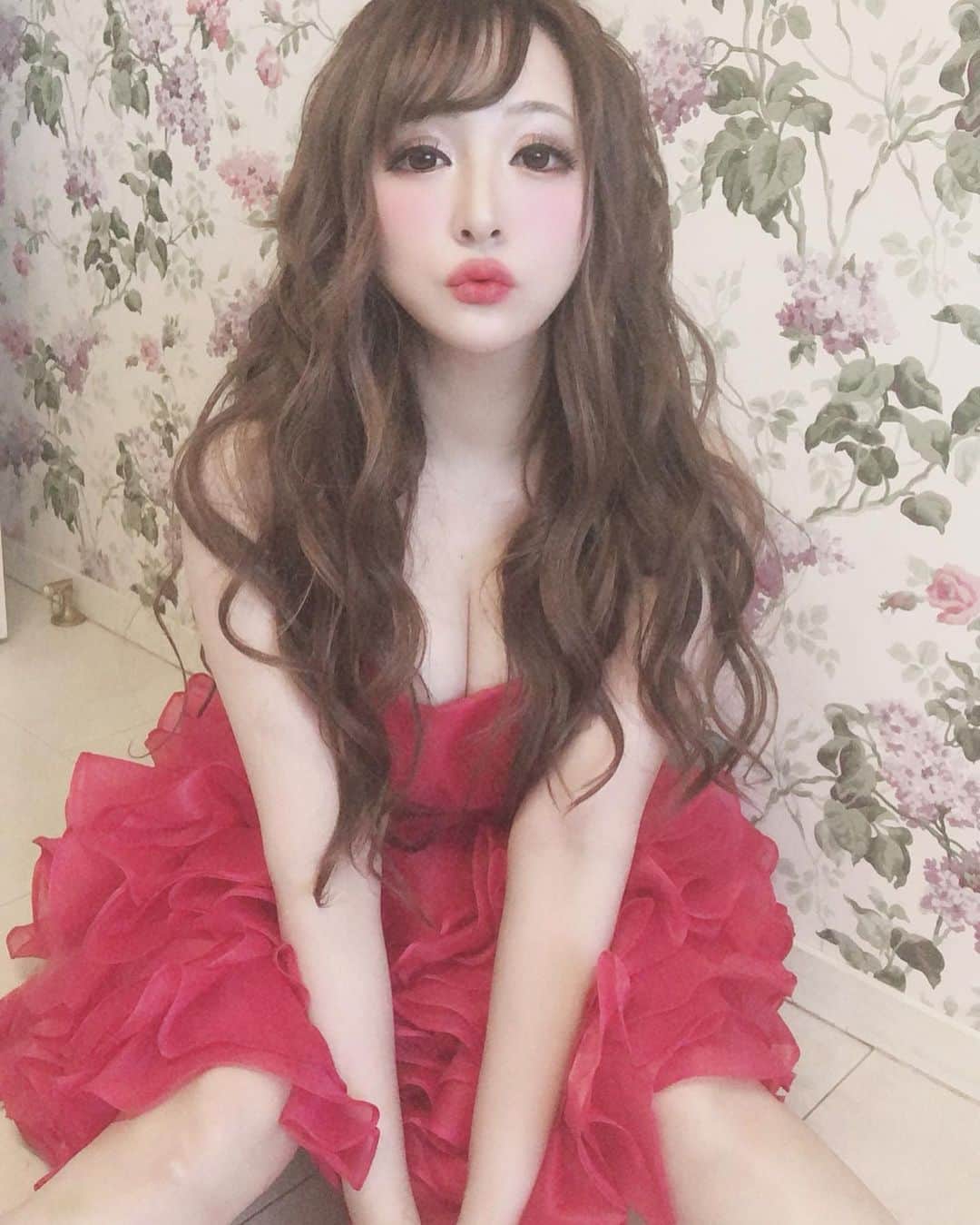 桜井莉菜さんのインスタグラム写真 - (桜井莉菜Instagram)「質問あったこの赤いドレスは @himekai_princess に置いてあるたくさんのドレスから選びました♥️ 姫会は、衣装持ってかなくていいのがまた良い😍❤️ しかも可愛いドレスいっぱいあるから、毎回迷う💋 さて！ 今からピーリング行ってきます💓 お肌つるつるピカピカにしてもらってきまーす✨✨✨ #姫会#プリンセス#princess」2月2日 16時32分 - rina__sakurai