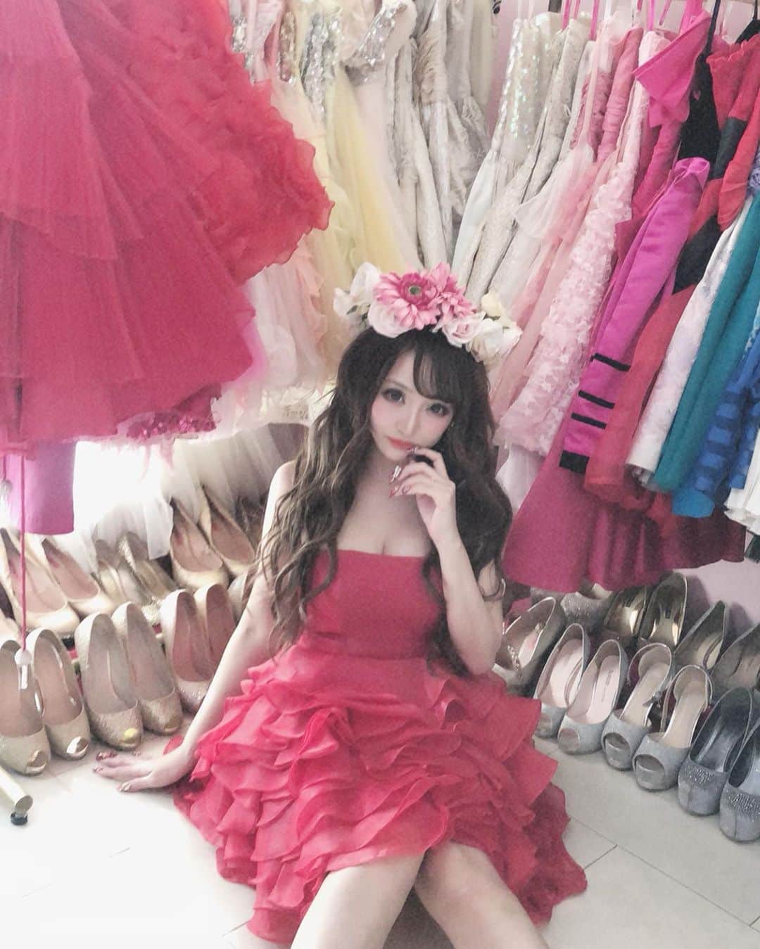 桜井莉菜さんのインスタグラム写真 - (桜井莉菜Instagram)「質問あったこの赤いドレスは @himekai_princess に置いてあるたくさんのドレスから選びました♥️ 姫会は、衣装持ってかなくていいのがまた良い😍❤️ しかも可愛いドレスいっぱいあるから、毎回迷う💋 さて！ 今からピーリング行ってきます💓 お肌つるつるピカピカにしてもらってきまーす✨✨✨ #姫会#プリンセス#princess」2月2日 16時32分 - rina__sakurai