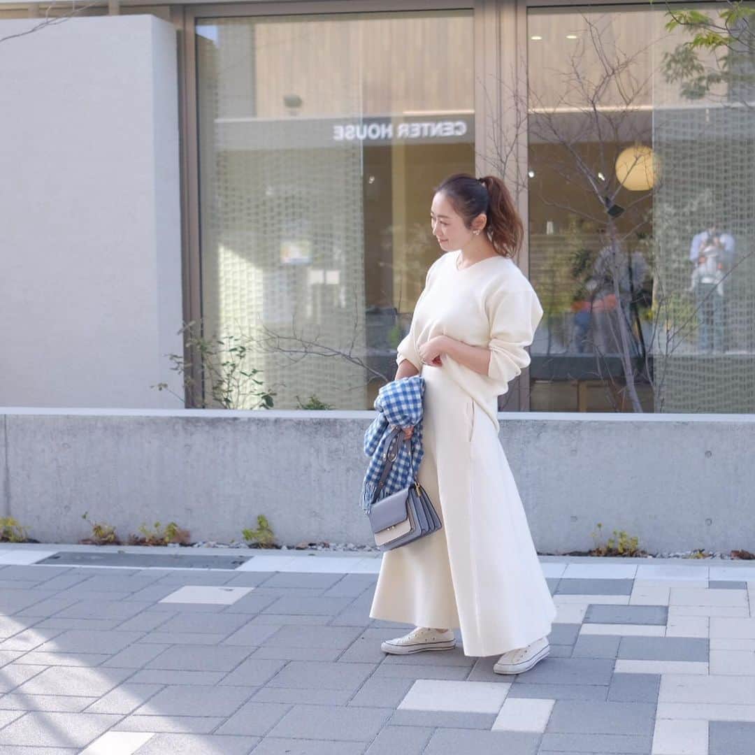 Keikooooooのインスタグラム：「服👗 ． ． knit素材のセットアップ♡ この時はsneakerを合わせてますが、 久々にヒールを合わせてお出掛け👠 タップリのknit生地がスカートのフレアを綺麗に見せてくれて気分が上がりました♡シルエットが綺麗でモチモチのニットの着心地も💯❣️あ、ポケットも付いてた✔︎✨ . knit、knit skirt @dolce._official bag @ivy_select stole @asaucemeler #ronherman @ronhermanstore  #アソースメレ #asaucemeler」