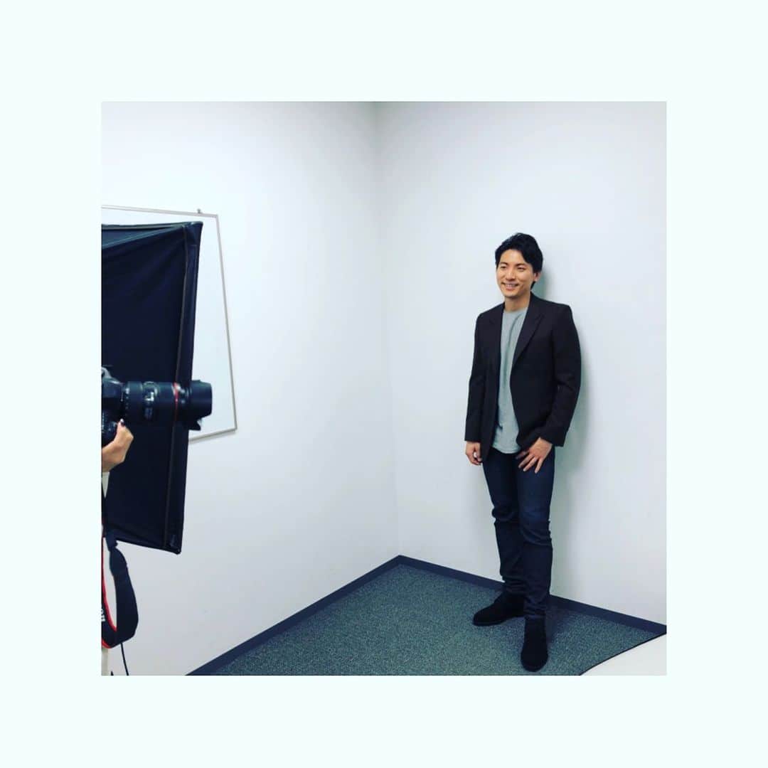 上山竜治さんのインスタグラム写真 - (上山竜治Instagram)「歌稽古の後は、エリザベート取材。 ルキーニについて話しながらも、まだまだ模索中。 楽しみです。  #エリザベート　#ルキーニ」2月2日 16時39分 - kamiyama_ryuji_0910