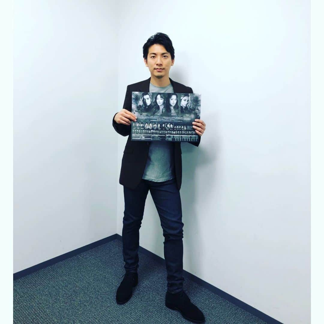 上山竜治さんのインスタグラム写真 - (上山竜治Instagram)「歌稽古の後は、エリザベート取材。 ルキーニについて話しながらも、まだまだ模索中。 楽しみです。  #エリザベート　#ルキーニ」2月2日 16時39分 - kamiyama_ryuji_0910