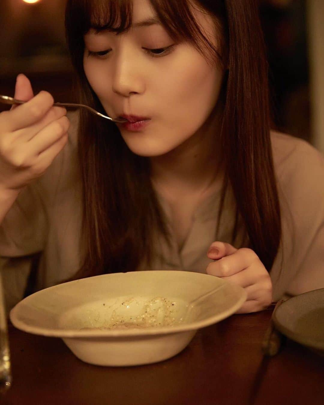 山下美月さんのインスタグラム写真 - (山下美月Instagram)「2月2日はフランスではクレープを食べる日だそう😋﻿🇫🇷 ﻿ こちらはパリ到着後のディナーでパスタをもぐもぐするオフショット🍴 パリは何を食べても美味しかったです💕﻿ ﻿ ﻿ #山下美月1st写真集﻿ #忘れられない人﻿ #旅の思い出♡」2月2日 16時41分 - yamashitamizuki1st