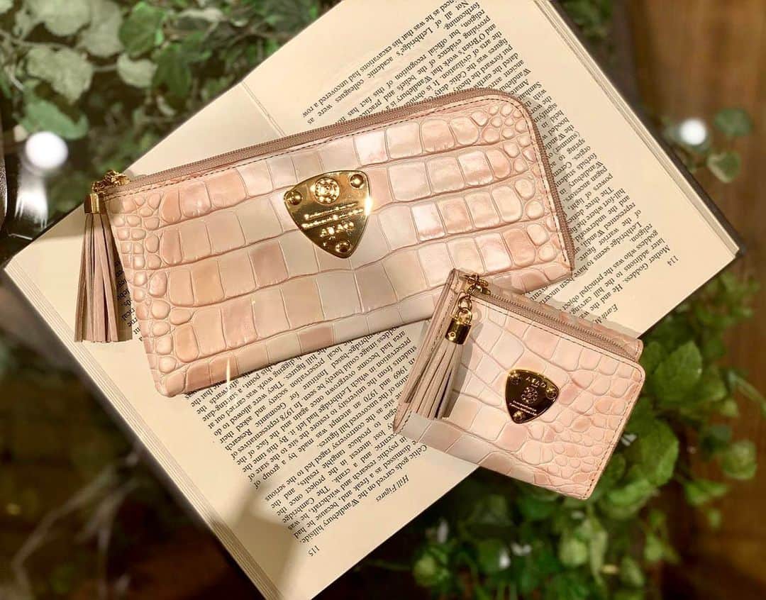 ATAO(アタオ)さんのインスタグラム写真 - (ATAO(アタオ)Instagram)「【✨新登場✨ATAO史上、最も優しい長財布👶】﻿ 💕ベイビーチーク💕 ﻿ "赤ちゃんのほっぺ💓"のような﻿ 透明感のある優しいトーン﻿ ﻿ まるでふんわりチークを載せたかのような﻿ 繊細なグラデーション﻿ 手間と時間を惜しまない職人の手仕事により﻿ 生まれました🥰﻿ ﻿ 幸せオーラを放つ🌈 アタオ史上最も優しいお財布 虜になる方﻿、続出中❤️﻿ ﻿ limo¥29,000+tax﻿ ワルツ¥25,000+tax﻿ ﻿ ﻿ #ATAO#アタオ#atao#神戸ブランド#kobe﻿ #職人の手作業#イタリアンレザー﻿ #新作#ベイビーチーク#赤ちゃんのほっぺ﻿ #アタオ史上最も優しい財布 #透明感と優しさ﻿ #カラー展開豊富なlimoシリーズ﻿ #limo#リモ#長財布#薄くて軽い#お財布﻿ #スマートウォレット﻿ #整理上手になれる﻿ #ワルツ#三つ折り財布﻿ #コンパクトウォレット﻿ #ataoland﻿ #神戸国際会館SOLアタオランド店・地下1階﻿ #小田急百貨店新宿店・本館2階﻿ #有楽町マルイ店・1階﻿ #ジョイナス横浜店・地下1階﻿ #松坂屋名古屋店・南館地下2階﻿ #大丸梅田店・4階﻿ ﻿ ﻿ 【問い合わせに】﻿ ●オンラインショップの在庫状況に関して﻿ →オンライン窓口へ﻿ ●店舗の在庫状況に関して﻿ →各店舗へ﻿ お手数ですが、よろしくお願い致します。」2月2日 16時54分 - atao.kobe
