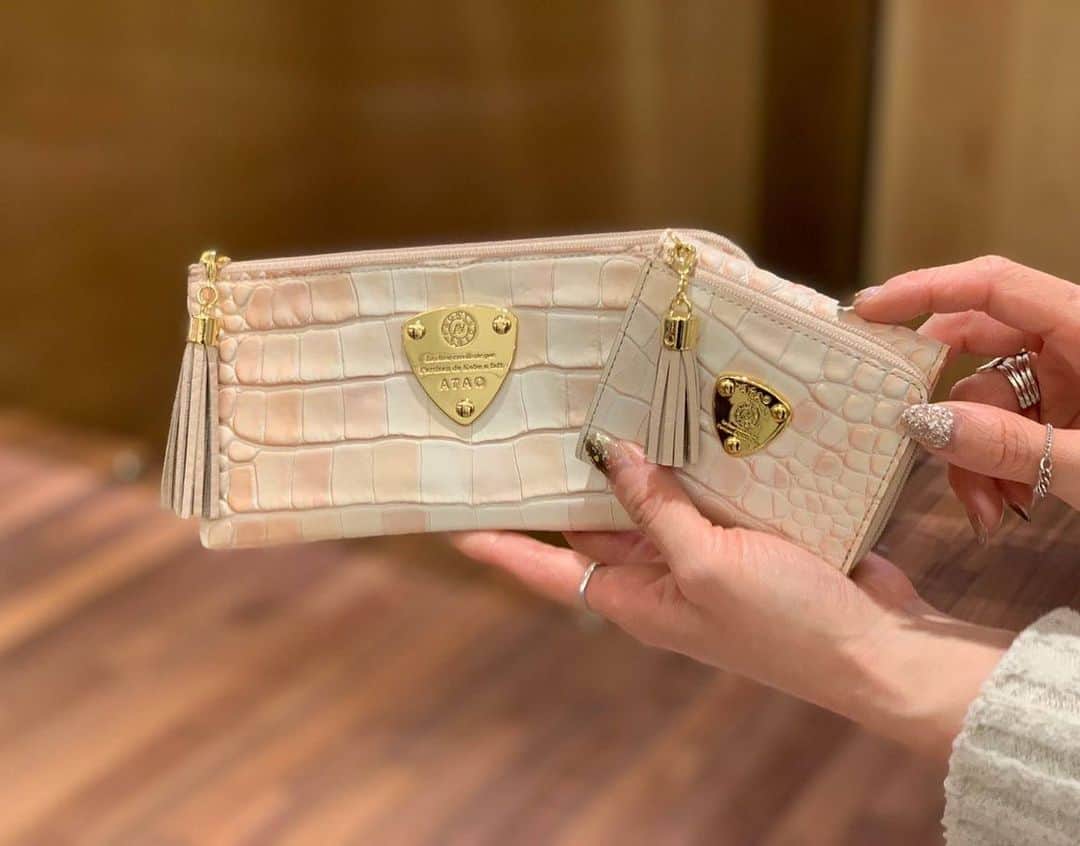 ATAO(アタオ)さんのインスタグラム写真 - (ATAO(アタオ)Instagram)「【✨新登場✨ATAO史上、最も優しい長財布👶】﻿ 💕ベイビーチーク💕 ﻿ "赤ちゃんのほっぺ💓"のような﻿ 透明感のある優しいトーン﻿ ﻿ まるでふんわりチークを載せたかのような﻿ 繊細なグラデーション﻿ 手間と時間を惜しまない職人の手仕事により﻿ 生まれました🥰﻿ ﻿ 幸せオーラを放つ🌈 アタオ史上最も優しいお財布 虜になる方﻿、続出中❤️﻿ ﻿ limo¥29,000+tax﻿ ワルツ¥25,000+tax﻿ ﻿ ﻿ #ATAO#アタオ#atao#神戸ブランド#kobe﻿ #職人の手作業#イタリアンレザー﻿ #新作#ベイビーチーク#赤ちゃんのほっぺ﻿ #アタオ史上最も優しい財布 #透明感と優しさ﻿ #カラー展開豊富なlimoシリーズ﻿ #limo#リモ#長財布#薄くて軽い#お財布﻿ #スマートウォレット﻿ #整理上手になれる﻿ #ワルツ#三つ折り財布﻿ #コンパクトウォレット﻿ #ataoland﻿ #神戸国際会館SOLアタオランド店・地下1階﻿ #小田急百貨店新宿店・本館2階﻿ #有楽町マルイ店・1階﻿ #ジョイナス横浜店・地下1階﻿ #松坂屋名古屋店・南館地下2階﻿ #大丸梅田店・4階﻿ ﻿ ﻿ 【問い合わせに】﻿ ●オンラインショップの在庫状況に関して﻿ →オンライン窓口へ﻿ ●店舗の在庫状況に関して﻿ →各店舗へ﻿ お手数ですが、よろしくお願い致します。」2月2日 16時54分 - atao.kobe