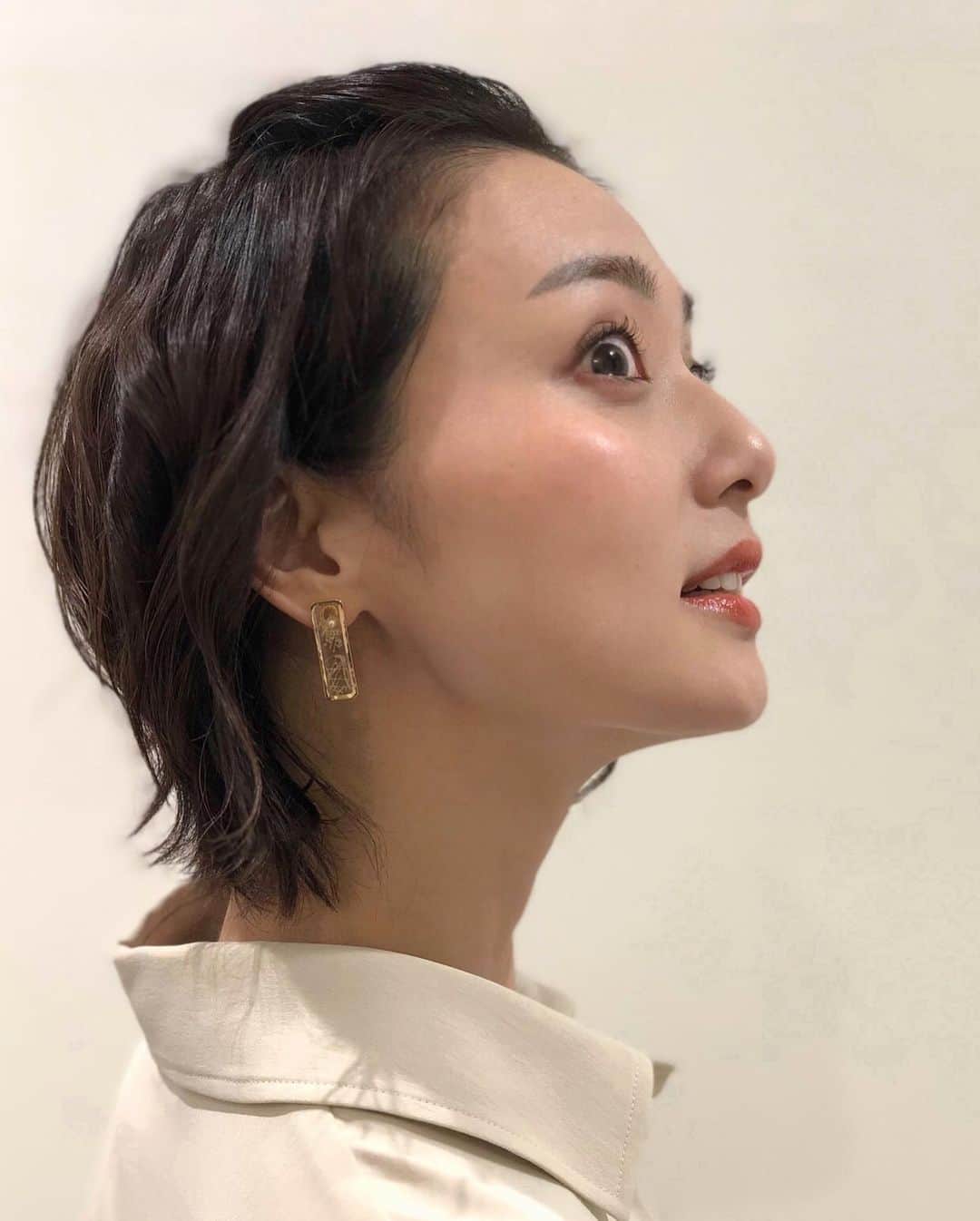 本間智恵さんのインスタグラム写真 - (本間智恵Instagram)「﻿ ﻿ 今日は取材でキャンピングカーのイベントに来ています🚘 私の普段の担当曜日ではありませんが、水曜午後の「ワイド！スクランブル」のコーナー「The Life相談所」で放送予定です🤗﻿ ﻿ このあと18:00からは﻿ BS朝日「激論！クロスファイア」﻿ 今回は、カルロス・ゴーン被告の主張をきっかけに注目されている日本の検察・司法制度の問題点や、安倍政権を取り巻く疑惑に対して検察はどう動くのか？などお聞きしていきます。﻿ ﻿ MC﻿ 田原総一朗、本間智恵﻿ ゲスト﻿ 郷原信郎　弁護士﻿ 青木理　ジャーナリスト﻿ (敬称略)﻿ ﻿ #ootd﻿ #Dress... #Andemiu﻿ #Earrings... #Ayu﻿ ﻿ #テレビ朝日 #アナウンサー #本間智恵 #激論クロスファイア #gekiron  #BS朝日 #衣装 #アナウンサー衣装 #ポケットつきブラウス #ミディシャツ #シアードットスカート#ドットロングスカート #ドットスカート #ロングスカート #スティックピアス #ボタニカルピアス」2月2日 16時49分 - chiehonma