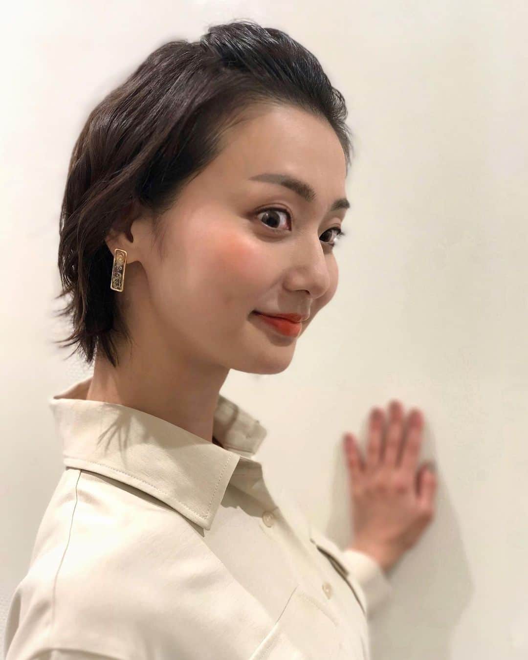 本間智恵さんのインスタグラム写真 - (本間智恵Instagram)「﻿ ﻿ 今日は取材でキャンピングカーのイベントに来ています🚘 私の普段の担当曜日ではありませんが、水曜午後の「ワイド！スクランブル」のコーナー「The Life相談所」で放送予定です🤗﻿ ﻿ このあと18:00からは﻿ BS朝日「激論！クロスファイア」﻿ 今回は、カルロス・ゴーン被告の主張をきっかけに注目されている日本の検察・司法制度の問題点や、安倍政権を取り巻く疑惑に対して検察はどう動くのか？などお聞きしていきます。﻿ ﻿ MC﻿ 田原総一朗、本間智恵﻿ ゲスト﻿ 郷原信郎　弁護士﻿ 青木理　ジャーナリスト﻿ (敬称略)﻿ ﻿ #ootd﻿ #Dress... #Andemiu﻿ #Earrings... #Ayu﻿ ﻿ #テレビ朝日 #アナウンサー #本間智恵 #激論クロスファイア #gekiron  #BS朝日 #衣装 #アナウンサー衣装 #ポケットつきブラウス #ミディシャツ #シアードットスカート#ドットロングスカート #ドットスカート #ロングスカート #スティックピアス #ボタニカルピアス」2月2日 16時49分 - chiehonma