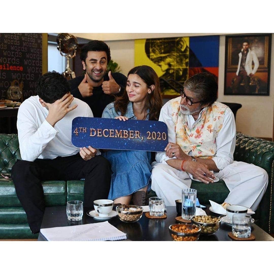 アリア・バットのインスタグラム：「Mark your calendars for #Brahmastra 🌟 Releasing 04.12.2020」