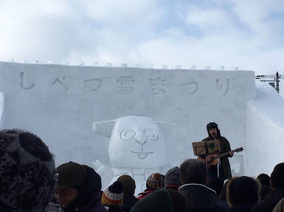 猪狩翔一さんのインスタグラム写真 - (猪狩翔一Instagram)「士別で弾き語り、どうもありがとうございました。昨日西條で買った帽子（¥980）がいい仕事。 まさか士別で野沢雅子を見れるなんて。 #しべつ雪まつり #アイデンティティ」2月2日 17時03分 - shouichi_igari