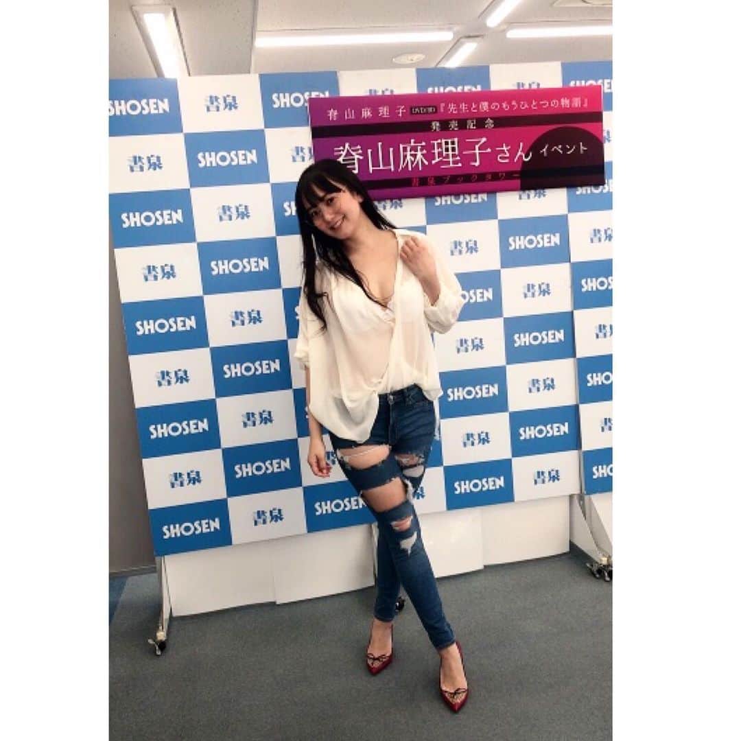 脊山麻理子さんのインスタグラム写真 - (脊山麻理子Instagram)「#お尻丸見え の #ダメージジーンズ　は　#H&M のジーンズをスタイリストさんがお尻推しの私のためにセクシーにリメイクしてくれました♡ #ダメージジーンズ　#メガネ女子　#白シャツ　#白いブラ　#黒髪　#巻き下ろし　#先生と僕のもおひとつの物語　#新作　#買ってね」2月2日 17時03分 - mariko_seyama_milkpon