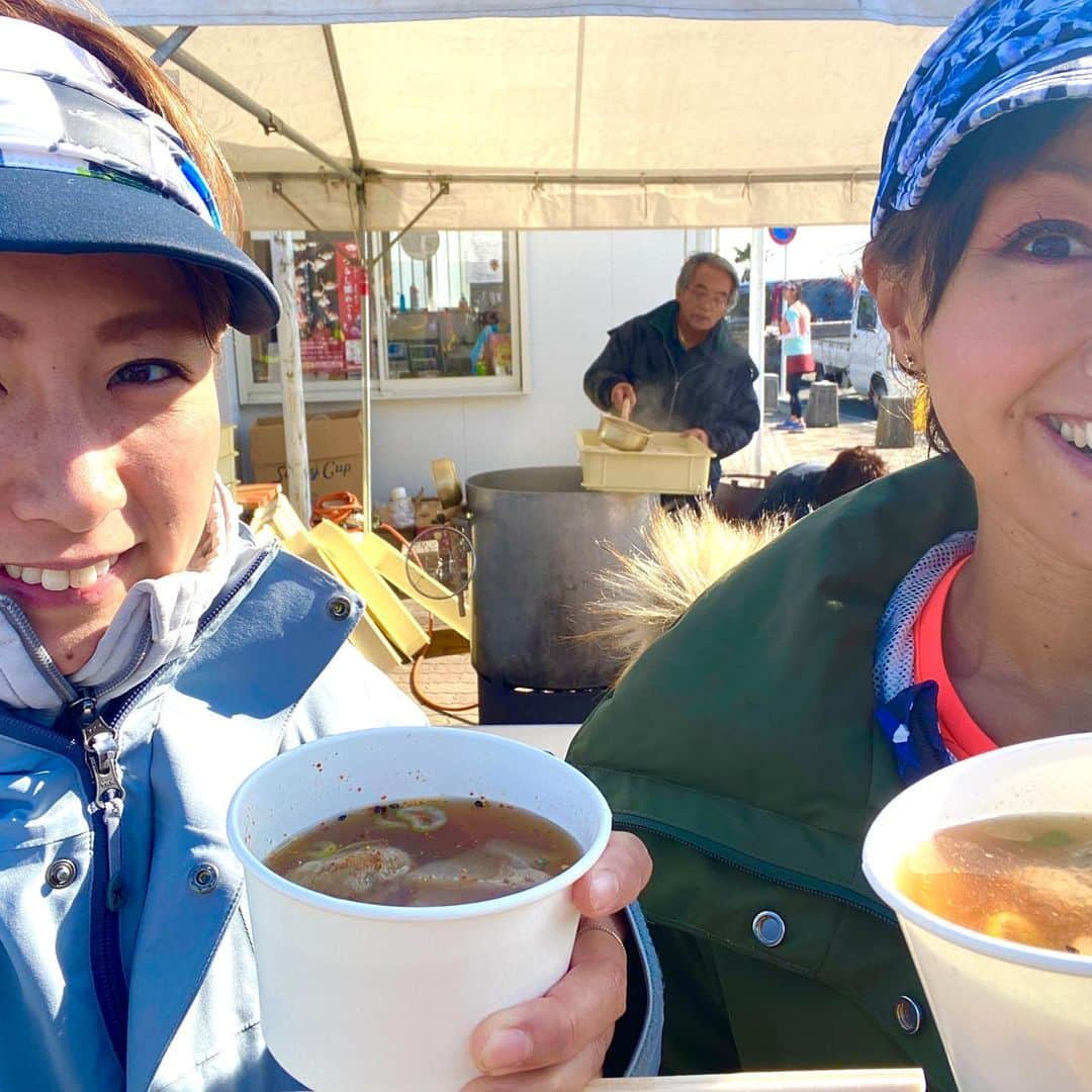 福島和可菜さんのインスタグラム写真 - (福島和可菜Instagram)「改めまして、昨年に引き続きゲストランナーとして走らせていただきました、  イセエビCUP 🦐おんじゅくオーシャントレイル🦐  コースは若干変わりましたが、今年のコースも最高過ぎた🥰 スタートした直後は海を見ながらの砂浜ラン🌊 途中、海を渡ったり、（笑） 山に入ったり、 ロードを走ったり、 街中を走ったり、 急斜面があったり、 とにかく面白い‼️‼️☀️ 走っていても次から次へと変化していくコースは、まだ走り足りないと思うくらいに魅力満載で、あっと言う間の16kmでした😳  天気にも恵まれ、大絶景の連続☀️☀️☀️ 走りながら、皆様とお話もさせていただきましたが、最高のコースと言うウワサを聞き付けて、地方から来られた方もいらっしゃいました🥳  アップダウンもそこまでなく、全てが走れるコースは、トレランデビューの方にもかなりオススメです💯もちろんスピードレースとして走られた皆様はハイレベル🏅  優勝者にはイセエビ、入賞者の方々にも、地元の名産品や、スポーツアイテムが🎁 さらにじゃんけん大会などもあり、最初から最後まで盛り上がった大会でした😊  トレイル界のレジェンド 鏑木毅さん と共にゲストランナーとして走り、大会に関わらせていただけた事に心から感謝です💐  ゴールしたけど、もうすでに走りたいもん😎（笑）  ランナーの皆様、お疲れ様でした✋ 大会関係者の皆様、 ボランティアの皆様、 応援をいただいた皆様、 本当にありがとうございました✨✨✨ たくさん声もかけていただけて、嬉しかったなぁ…😍 こりゃ今日のビールも最高じゃー🍺  #trail #running #love #run #イセエビ #CUP #おんじゅく #オーシャン #トレイル #ゲストランナー #コース #最高 #楽しかった #Marathon #御宿 #山 #海 #ロード #バランス #perfect #ありがとうございました #beer #🗻 #🌊 #🏃‍♂️ #❤ #🥳 #🥰 #🦞」2月2日 16時57分 - fukushimawakana