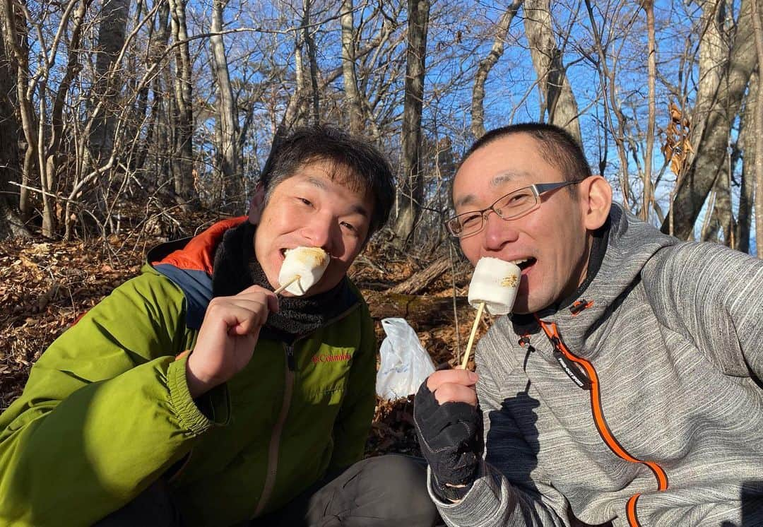 石橋美希さんのインスタグラム写真 - (石橋美希Instagram)「登り初めは 山田町の霞露ヶ岳でした🏔  スタート地点はなんと海🌊 久しぶりの登山に足がガクガクしましたが、 三陸の青い海に疲れも癒されました🏝  山頂ランチは山田町のカキを使ったもちピザです🍕  デザートには、 どうしても食べたかったメガマシュマロを😋  下山途中には虹が現れ、 登山成功を祝福してくれているかのようでした🌈  海を眺めながら登れる山は 全国的にも珍しいのでみなさんもぜひ🌟  #山に登ってみた #山頂 #カメラマン　さんと #記念撮影 #登山 #山田町 #虹と海 #めんこいテレビ #アナウンサー #石橋美希」2月2日 16時57分 - miki_ishibashi_mit