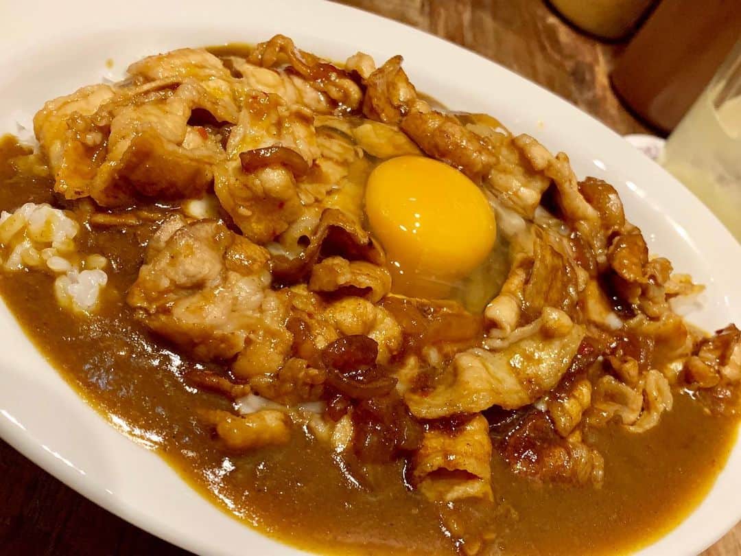 のインスタグラム：「カレー好きには堪らないお店が、浜松町駅近くの汐留ビルディング内ハマサイトにオープン！ 「ON THE CURRY」🍛 こちらはスタミナカレー。 他にもいくつか種類があり、なんと生卵は何個でも無料！  ディナーはBBQメニューが楽しめて、肉肉しい料理が盛り沢山。 ディナーもカレーが食べられますよ。  さくらチップを使った燻製料理もオススメ。  #ON THE CURRY #カレー  #カレーライス  #カレーライス🍛  #bbq  #燻製  #ハマサイト  #ハマサイトグルメ  #浜松町  #浜松町グルメ  #東京グルメ #youtube #youtuber #わっきーtv #わっきー #食レポ #飯テロ #飯テログラム #飯テロ動画」
