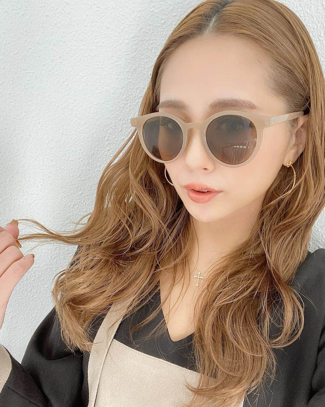 山本いさ奈さんのインスタグラム写真 - (山本いさ奈Instagram)「ベージュは大好きな色🧥 センター分けぴっちりの日💁🏼‍♀️✨ #20200207 予約販売開始（18:00〜） #resexxy#fashion#coordinate#sunglasses#selfie#make」2月2日 17時01分 - _____isana_____