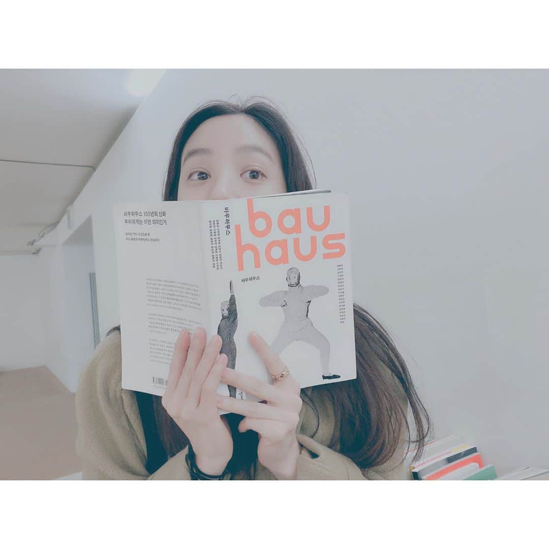チョン・リョウォンのインスタグラム：「. 수니의 끝없는 바우하우스 사랑덕에 나두 덩달아 공부중🤔❤️」